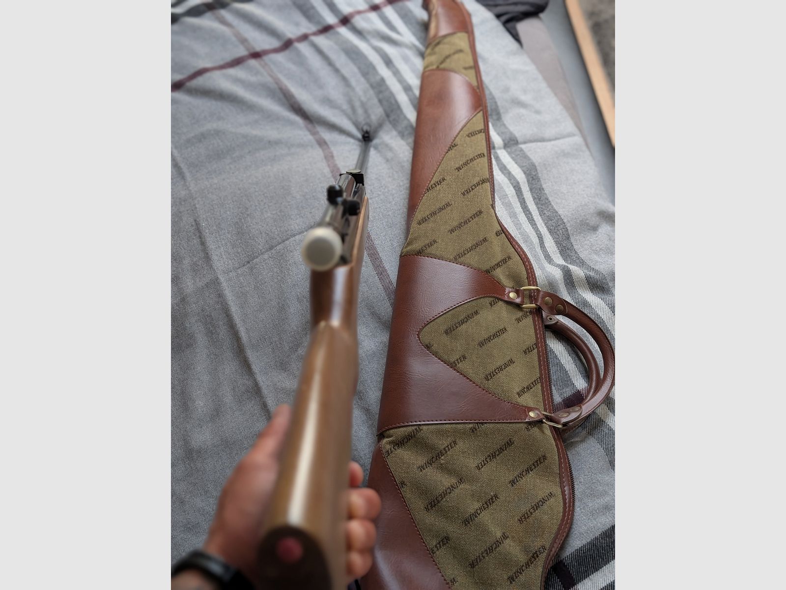 Collector's set: Diana Mod. 27 air rifle (with F mark) + Diana 4x15 scope & Winchester case (rare) like new condition with real leather.