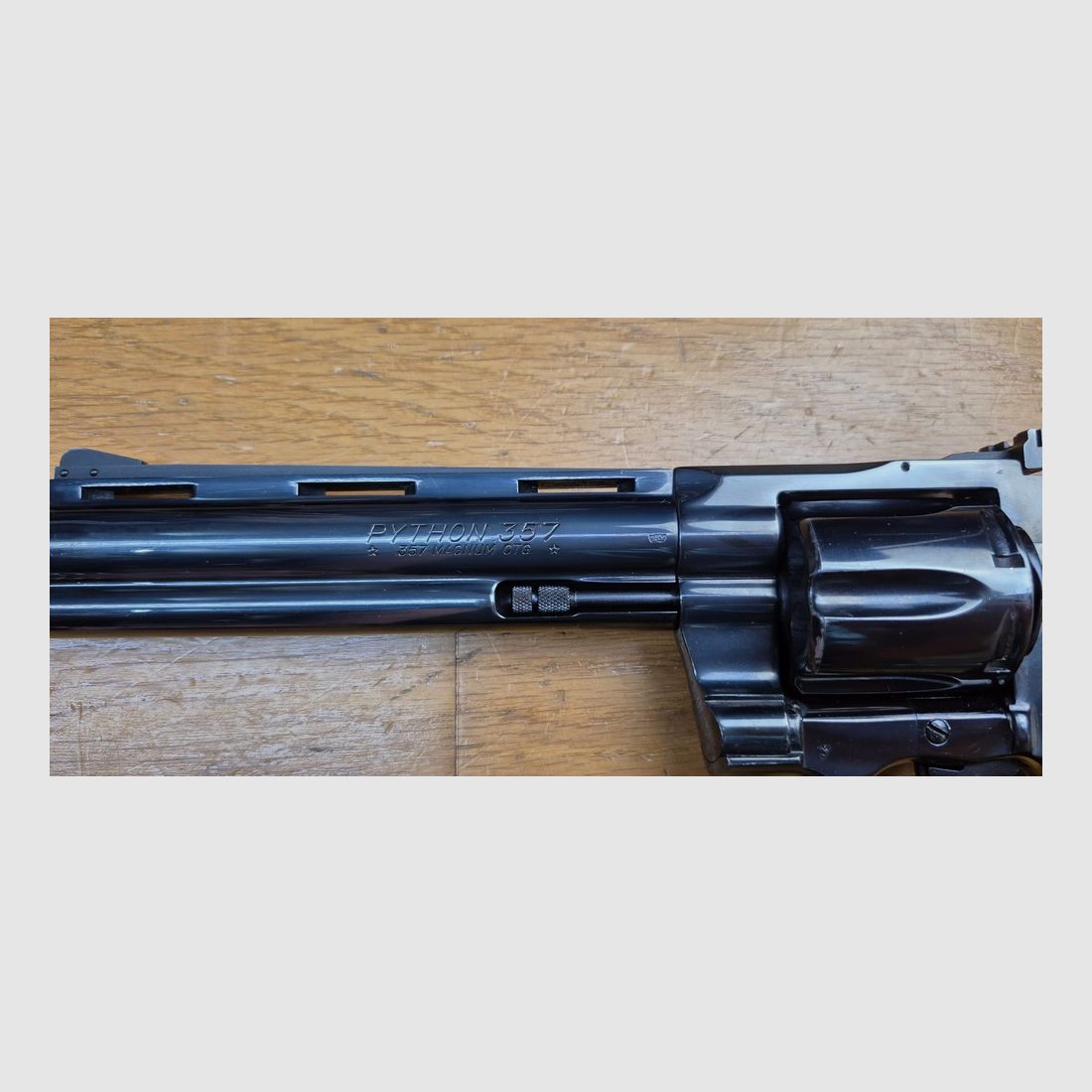 KOMMISSIONSWARE – Wunderschöner Colt Python 357 Magnum – Lauf 6 Zoll – Anfängerwaffe von 1980 in Spitzenfinish – Sehr wenig geschossen – Hervorragende Gelegenheit – Zustand mehr als ausgezeichnet – TBE++, Bild 1 von 20