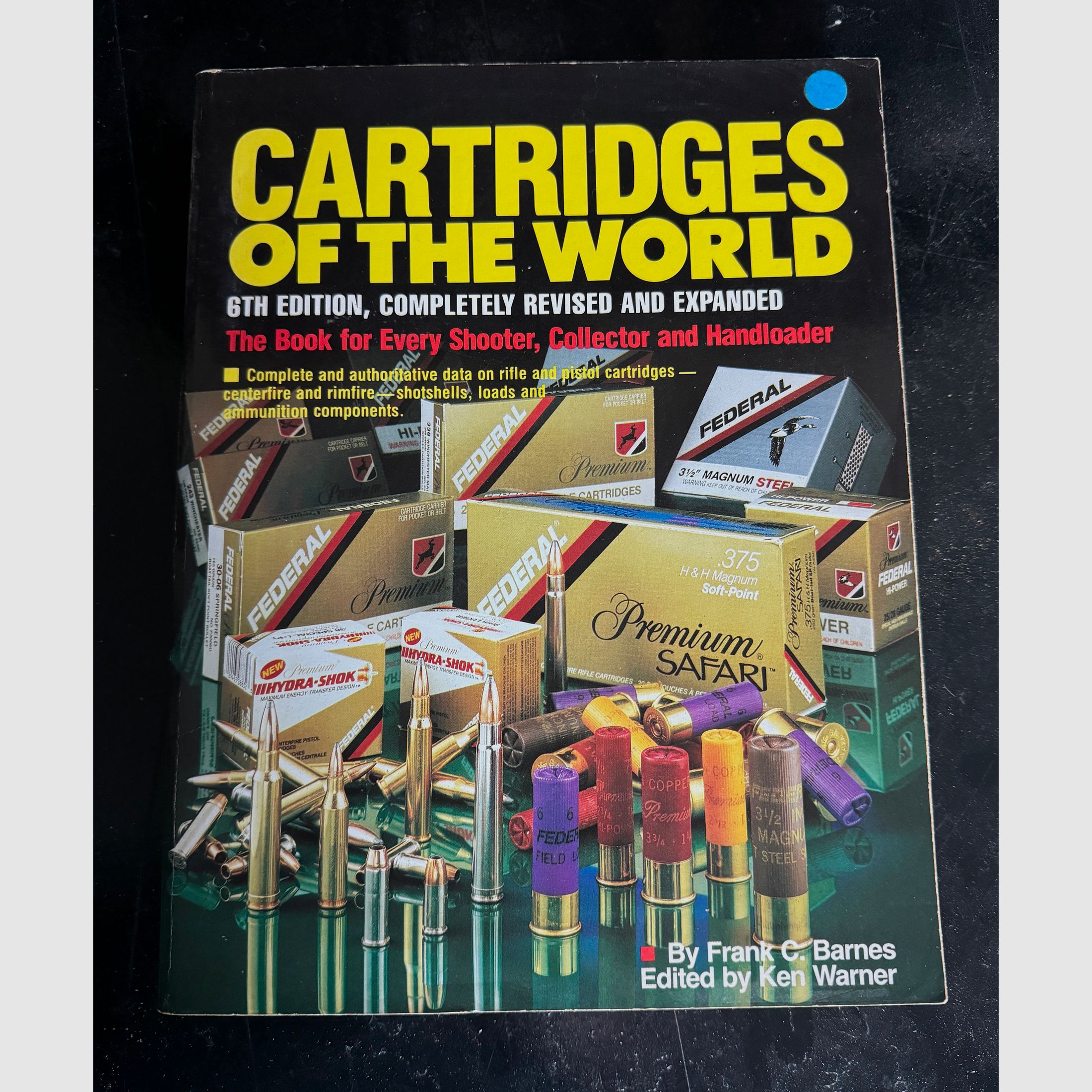 Buch  über Munitionsarten Cartridges of the world