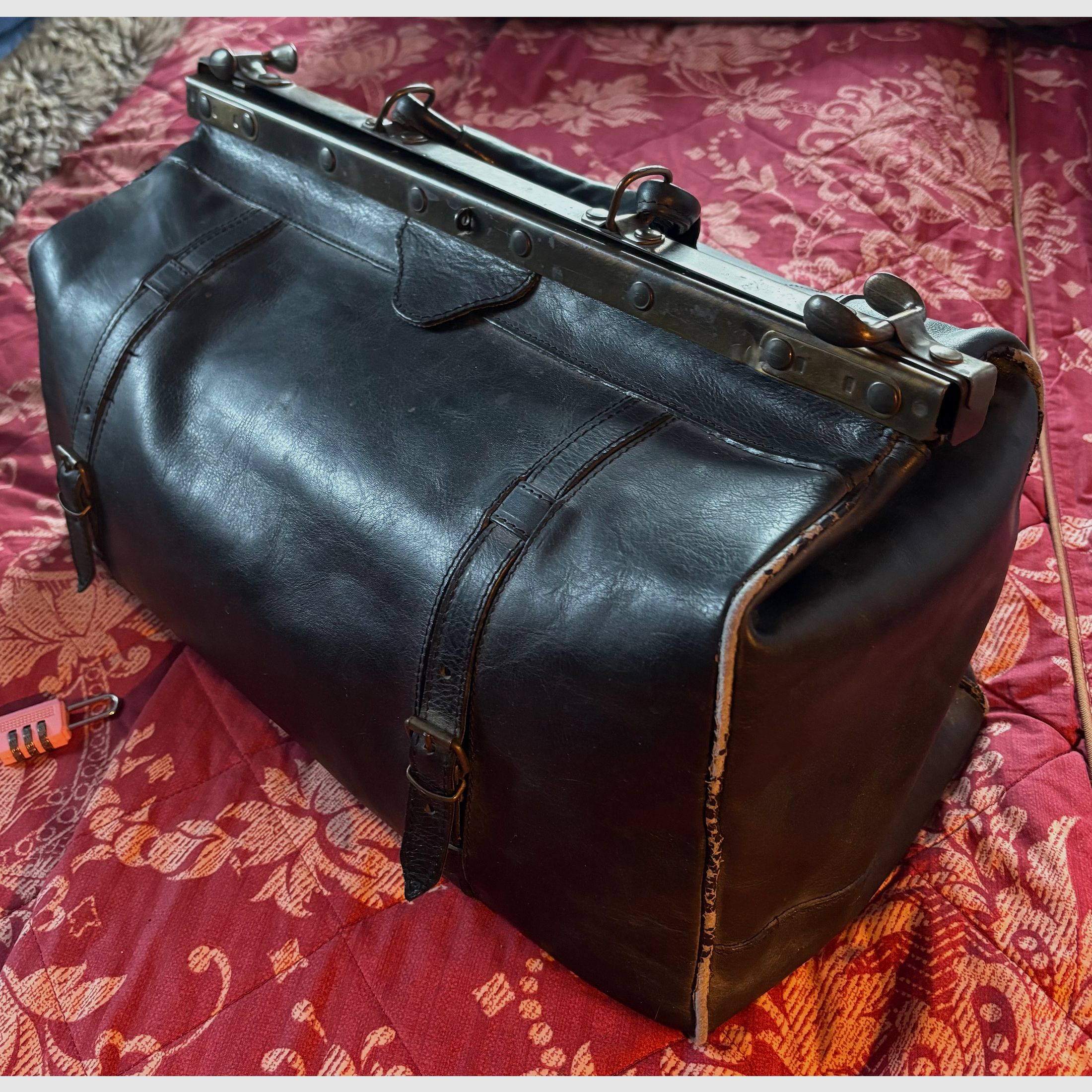 Alte DOKTOR TASCHE für den ambitionierten Revolver- und Pistolenschützen