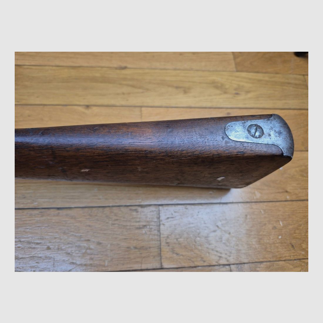Unauffindbares russisches Regulierungsgewehr Berdan Nr. 1 Modell 1868 – Kal. 4,2 Linien – Sehr seltene Produktion Colt Hartford von 1869/70 – Nur 30.000 Waffen – Ausgangspunkt aller modernen russischen Waffen – Nussbaumholz TBE – Exzellente unberührte Mechanik – Schöne Brünierung und Marmorierung im Verschluss – Wunderschöner Lauf – Ausgezeichneter Allgemeinzustand – Eine der größten Raritäten der regulären Waffen des 19. Jahrhunderts – TBE++!, Bild 18 von 39