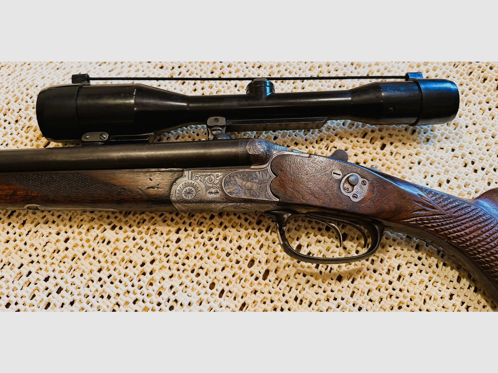 Sauer & Sohn Bohrung mit feinen Gravuren, 7x65R und 2x16, Rückstecher, Laufbündel 60cm, mit Krieghoff-Einstecklauf 44cm lang Kal. .22 Magnum, Schaftmagazin für 4 x 65R, Schaft 38,5cm,