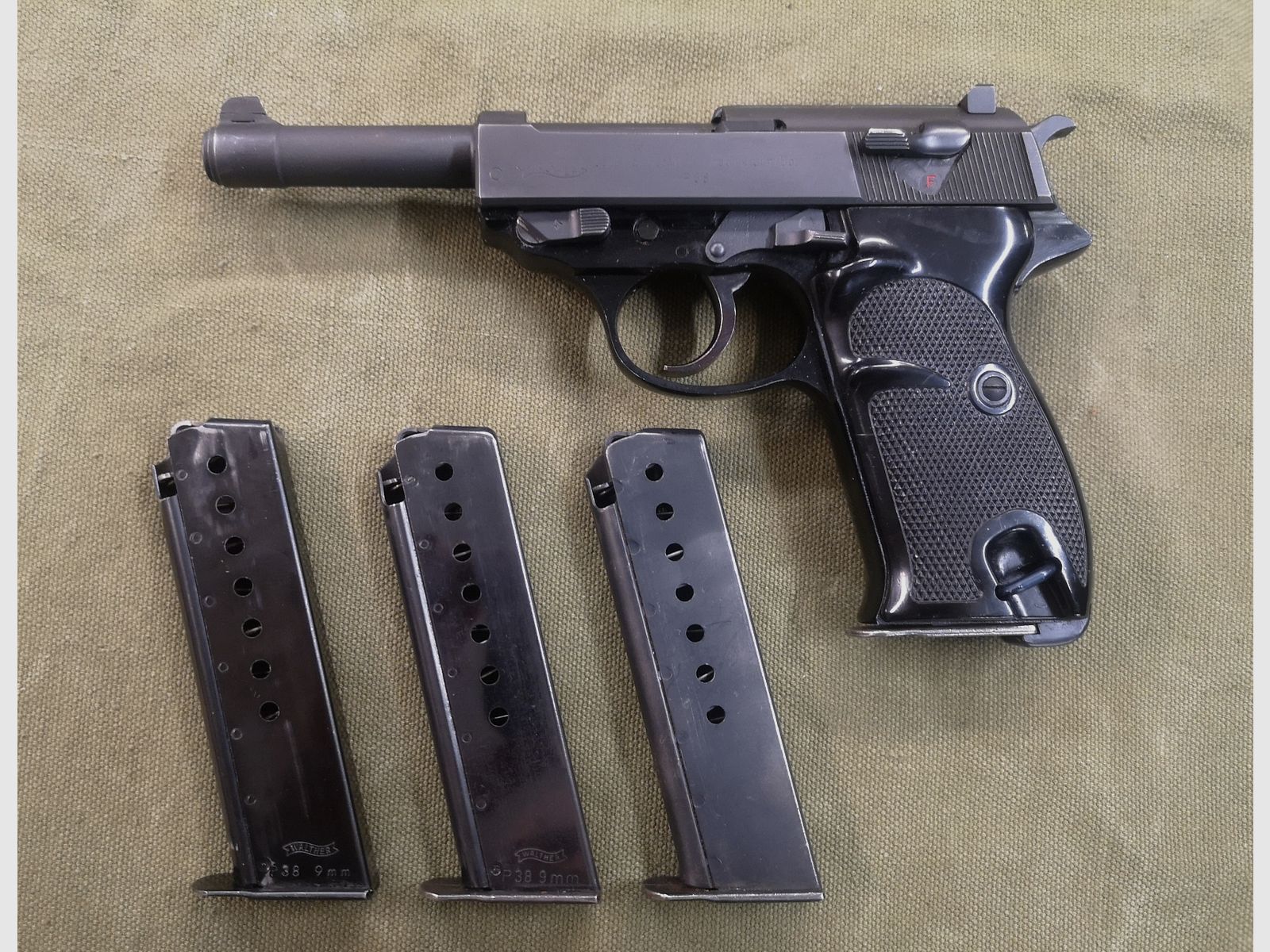 Walther P38 Pistolentasche und 4 Magazine