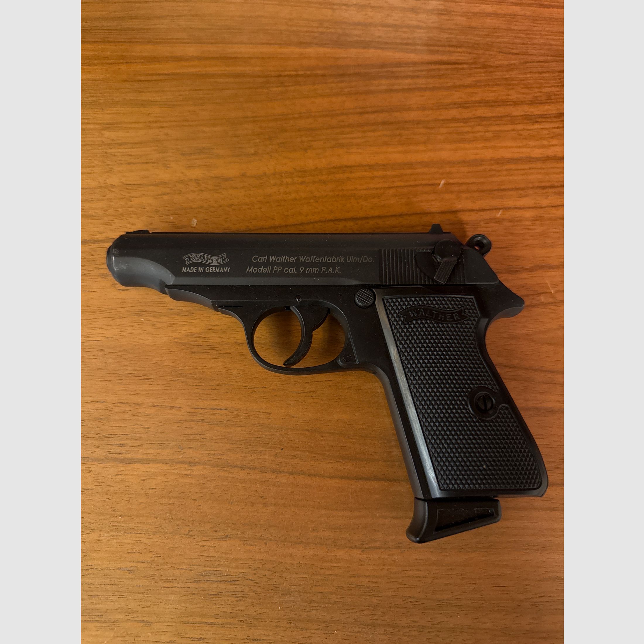 Pistola a salve Walther PP cal. 9mm P.A.K. nera brunita
