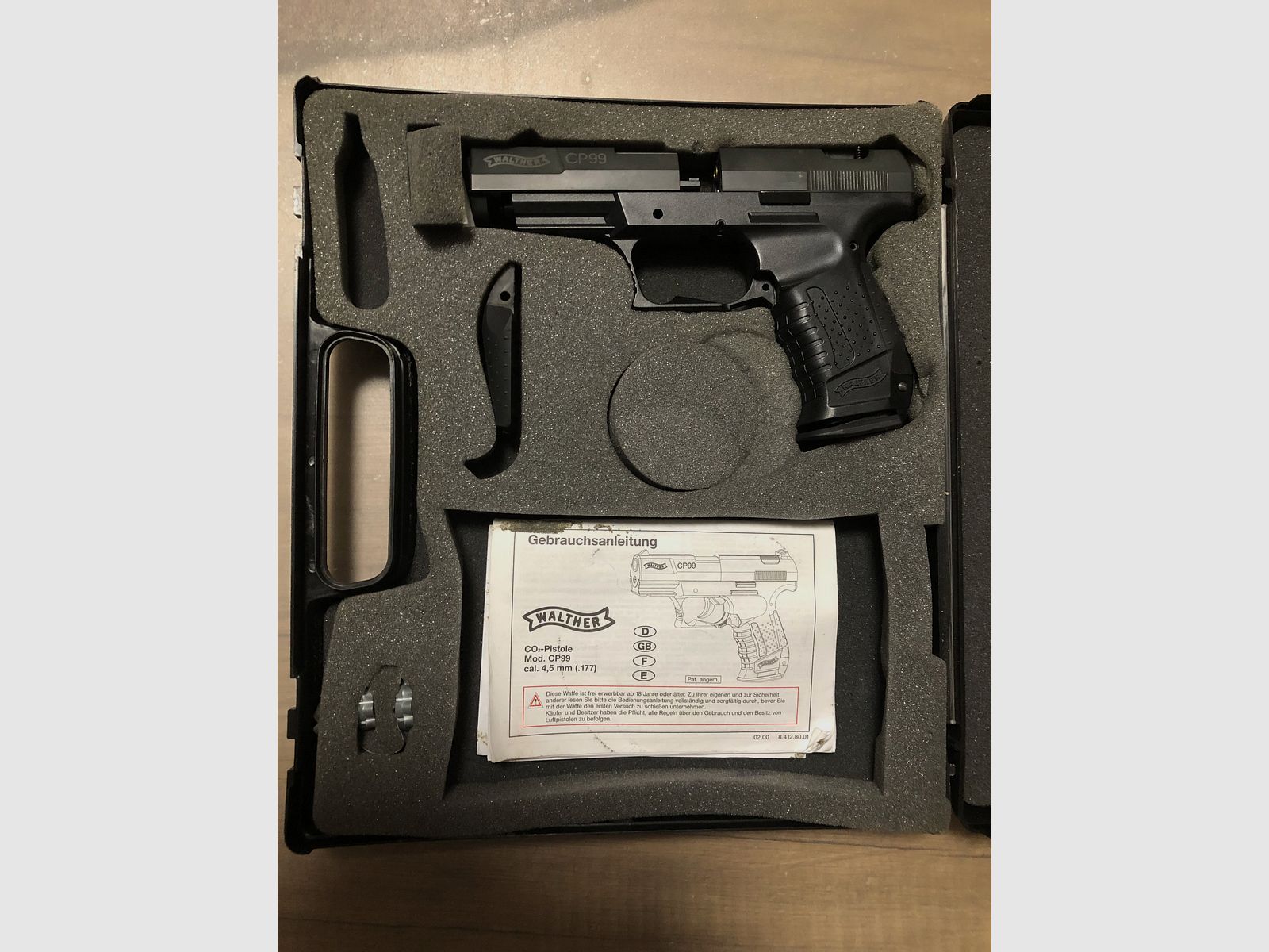 Walther CO2 CP99 pistool als onderdelenhouder