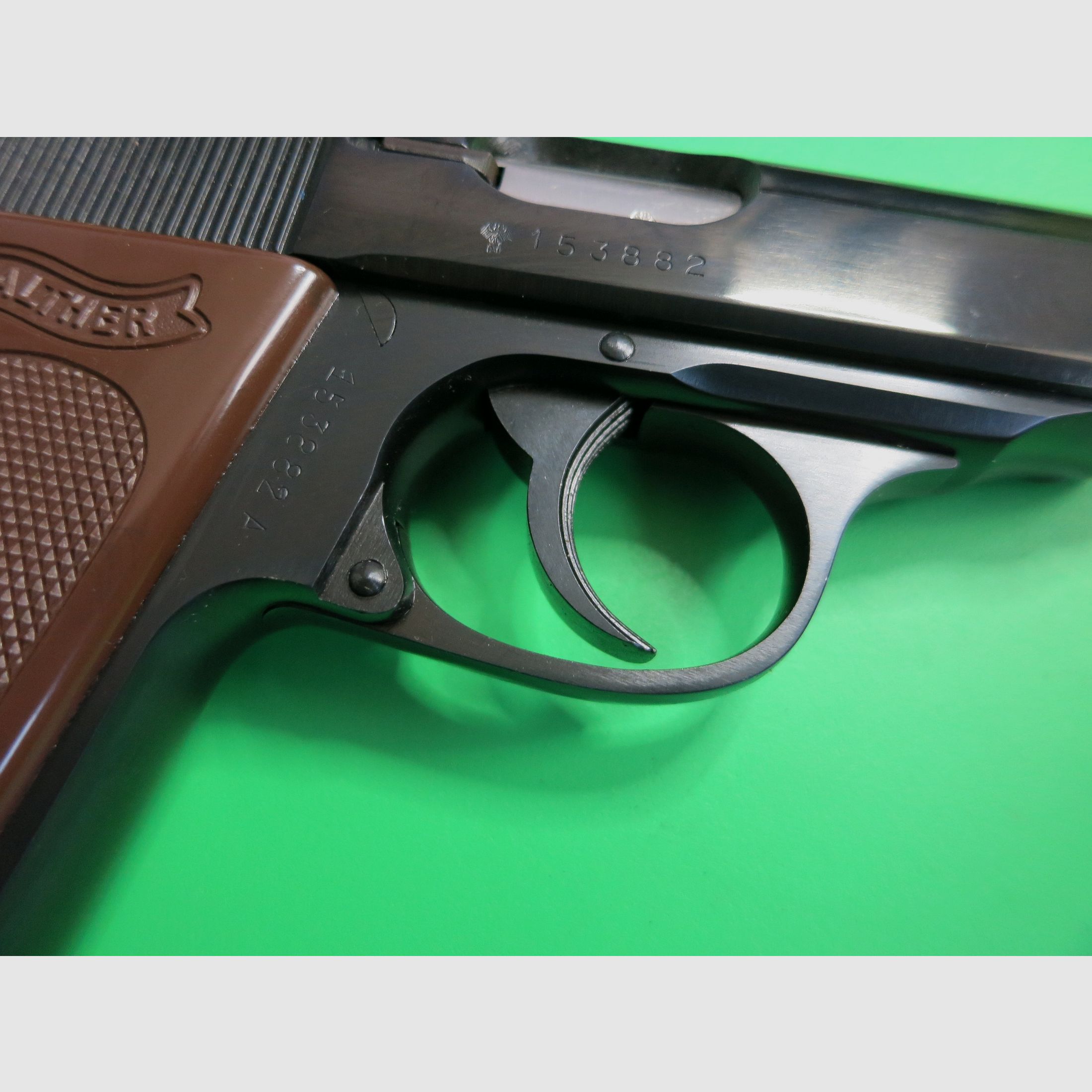 Pistola semiautomatica, Walther PPK, cal. 9 mm corto, impugnature marroni, come nuova       #82