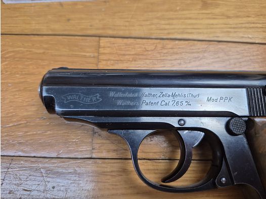 Sehr schöner Walther PPK Pistol – Herstellung Walther Zella-Mehlis Mitte / Ende 1936 – Kal. 7,65 – Sehr schöne Brünierung – Riemenring – Kleiner Zivilist, der zur Polizei übergeben wurde! – Spiegel-Lauf – TBE+