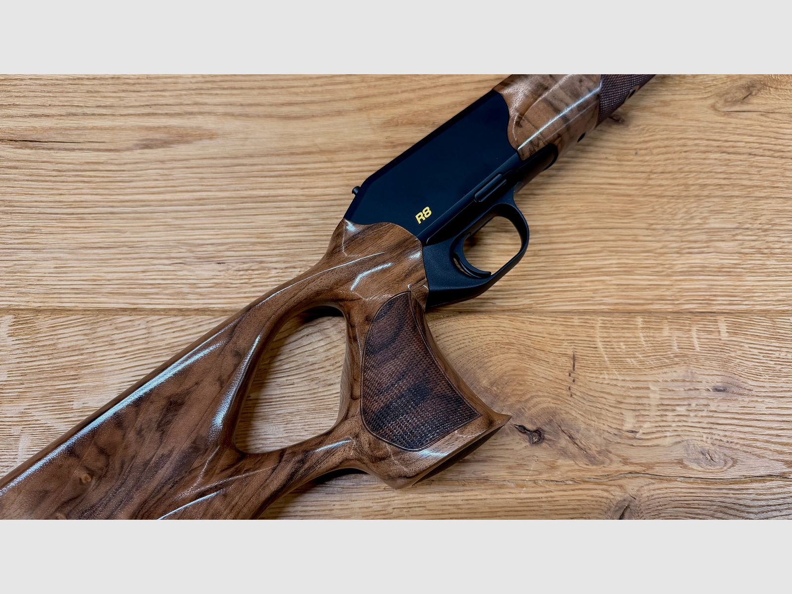 Blaser R8 Success Schäftung / Holzklasse 4 / R8 Logo in Gelb / top Holz absolute Gelegenheit