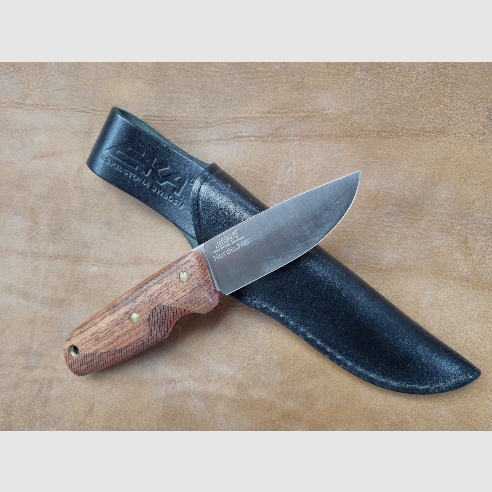 EKA nóż myśliwski, model Nordic H8, Sandvik 12C27, drewno Bubinga, skórzana pochwa