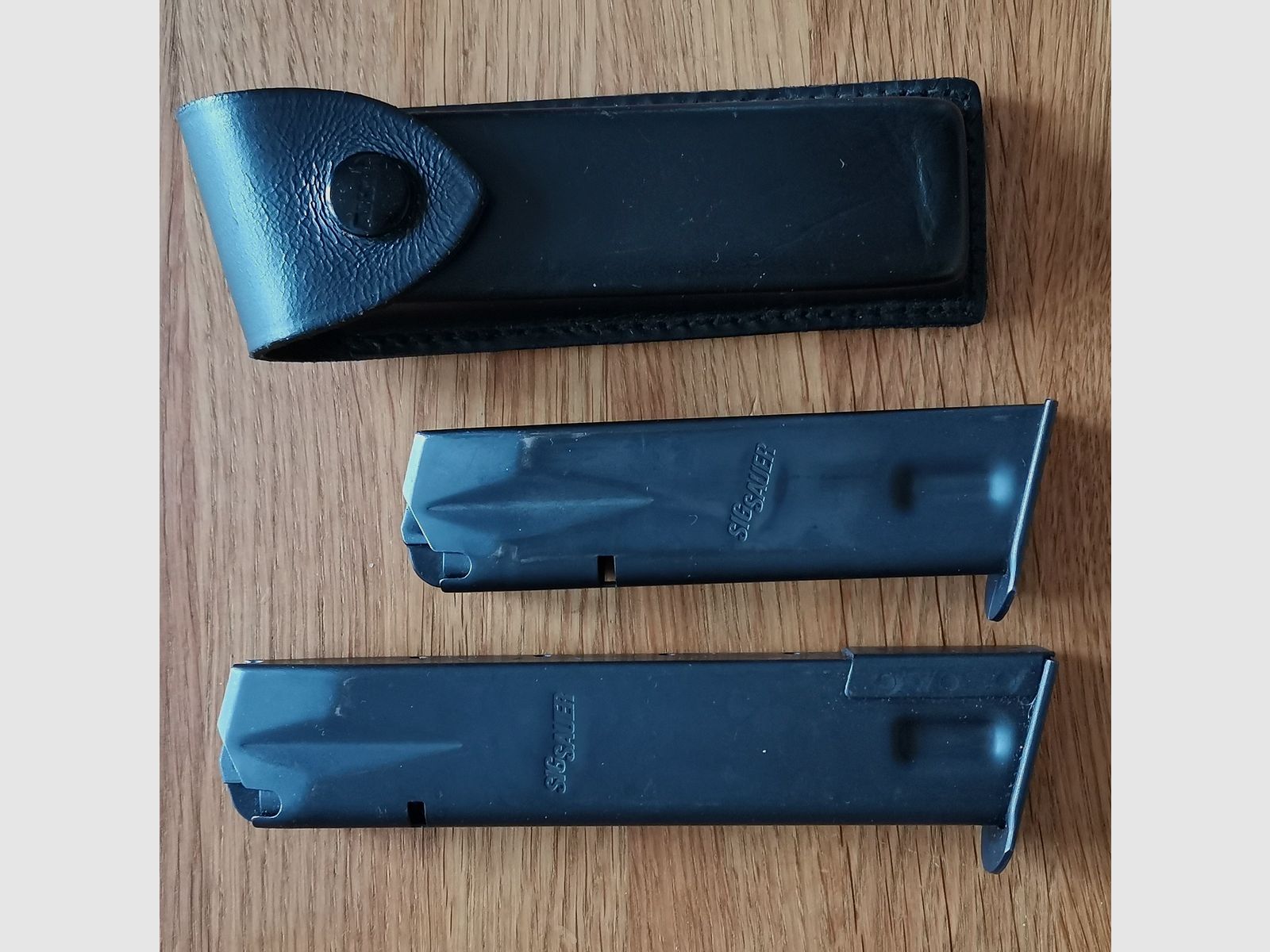 Magazine Sig Sauer, 9mm Para, 2 piezas, con 1x estuche de cuero AKAH