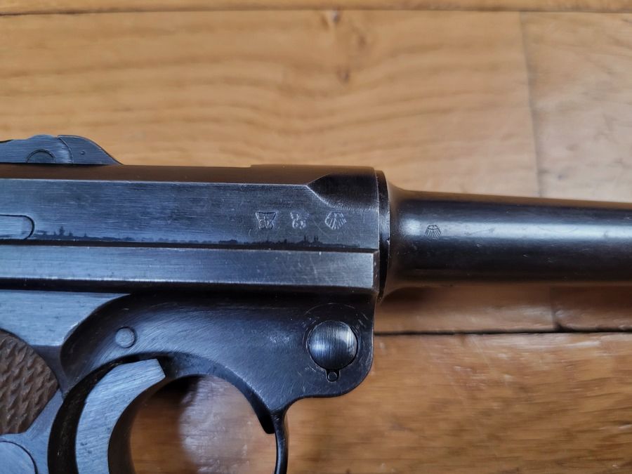 Außergewöhnliche Luger P08 Kriegsmarine Pistole – Weniger als 3900 Exemplare – Mauser S/42 Fertigung von 1938 – Kriegsmarine Holster und Originalschlüssel – Sehr seltenes Set in perfektem Zustand!, Bild 29 von 42