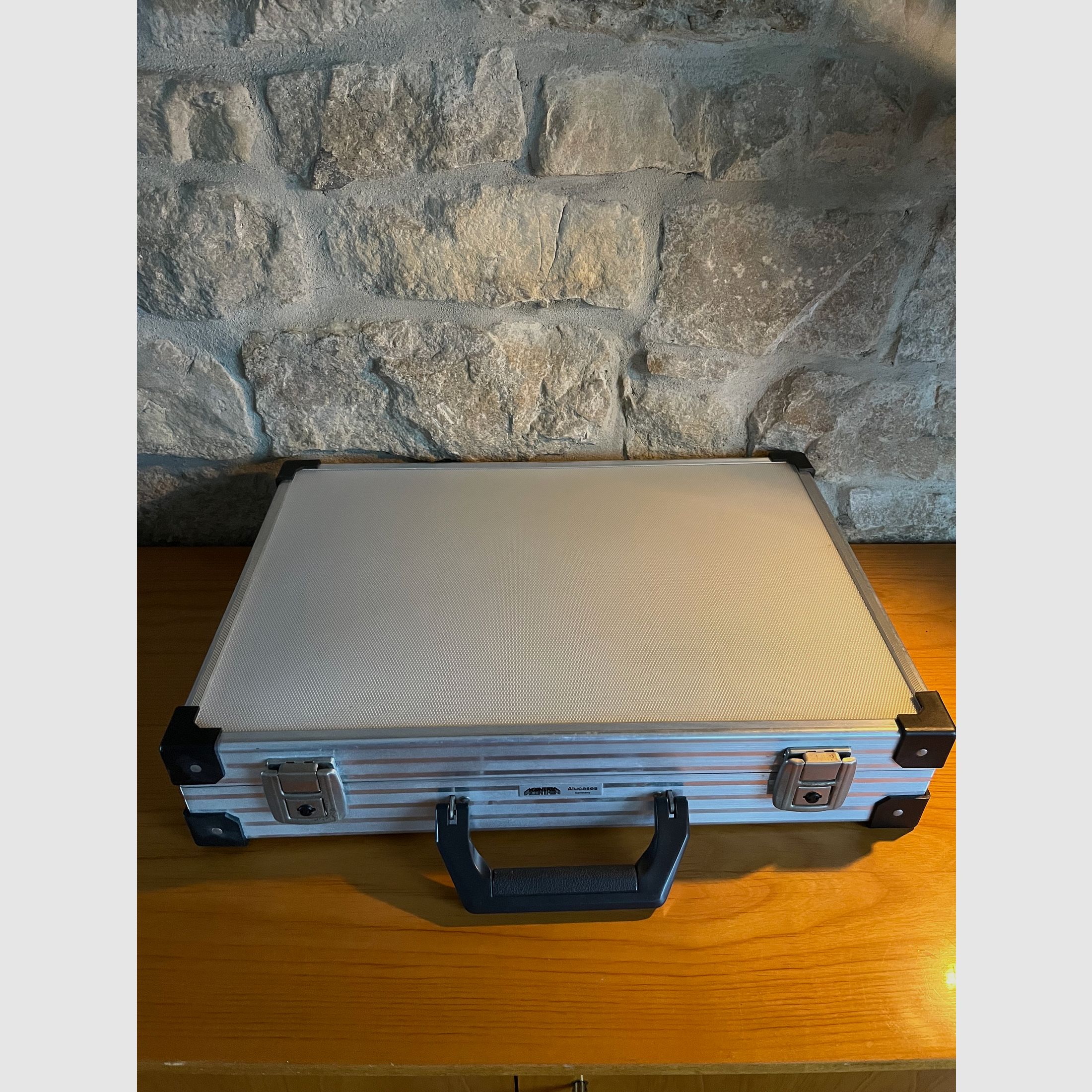 Feinwerkbau P30 pistola de aire comprimido – Estado excelente – 2 cartuchos + maletín de aluminio