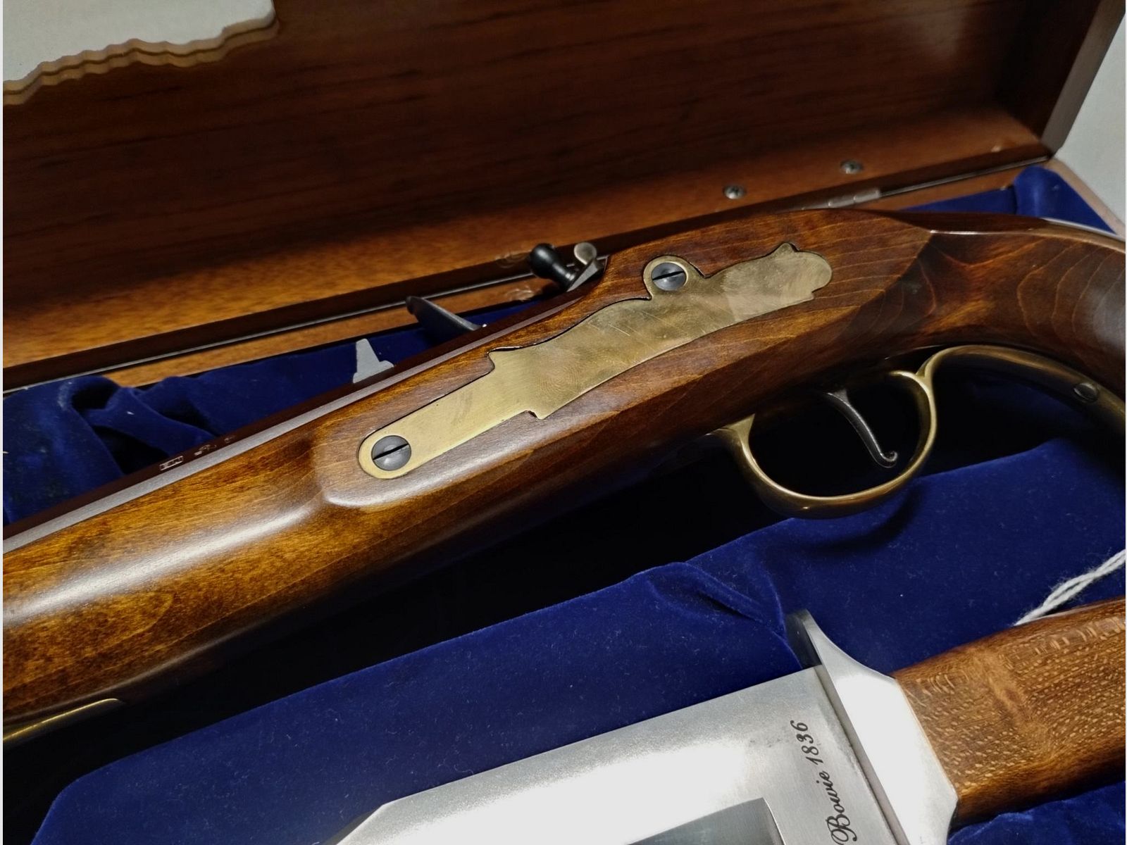 Bardzo ładne pudełko Pedersoli Alamo 1836 z pistoletem na kapiszony Navy Moll kal. 45 + nożem Bowie, w stanie nowym!