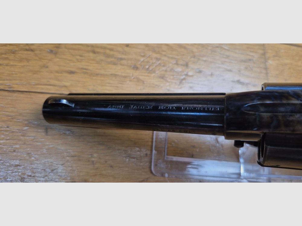 Schöner und guter Revolver Armi Jäger Typ Colt SAA 1873 — Kal. .45 Long Colt / .45LC — Waffe von 1968 (!) — Sehr schöne Verarbeitung, insbesondere aus Holz — Mechanik und Lauf einwandfrei — Schöner 100% Lederetui in TBE inklusive! — Set BE+/TBE, Bild 13 von 20