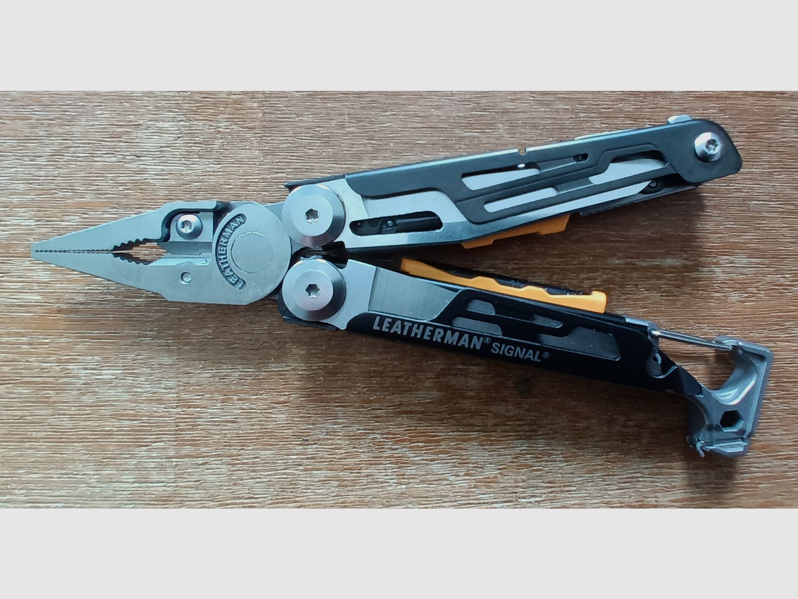 Leatherman Signal Multi-Tool - 19 Werkzeuge + zusätzlicher Bitsatz
