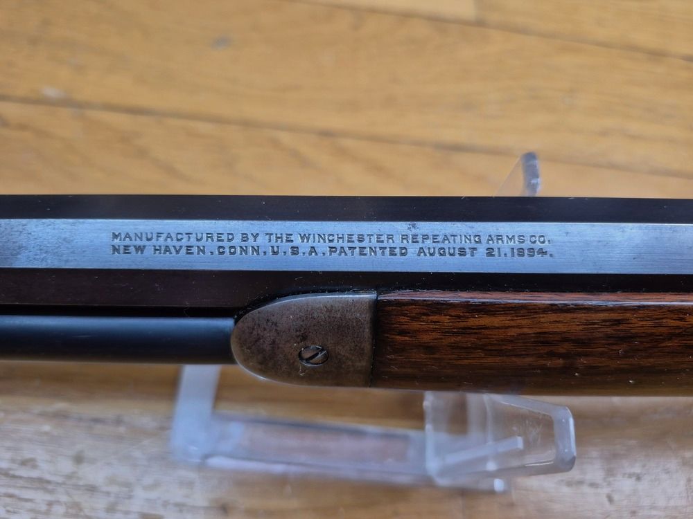 Bardzo piękna Winchester Model 1894 – Wersja karabinu z ośmiokątną lufą (!) – Wyprodukowana przez Winchester New Haven w 1919 roku – Drewno w doskonałym stanie – Wspaniała lufa – Niezawodny mechanizm – Wspaniały diopter Lyman N° 2 z epoki – Bardzo ładne oznaczenia na pięknym oksydowaniu – Wspaniały przedmiot kolekcjonerski! – TBE ++, zdjęcie 30 z 33