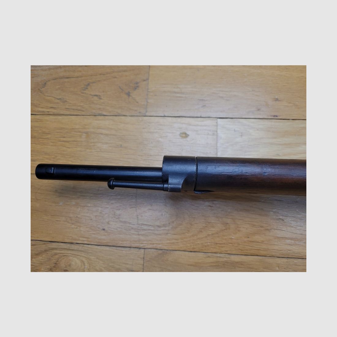 Très beau fusil Lebel modèle 1886 M93- Arsenal de Châtellerault en 1890 – calibre d&rsquo;origine 8x51R – repassé au même arsenal pour mise en standard 1893 – Balle 32N – Mono matricule intégralement – bon canon – Pièce peu courante en TBE+, image 21 sur 27