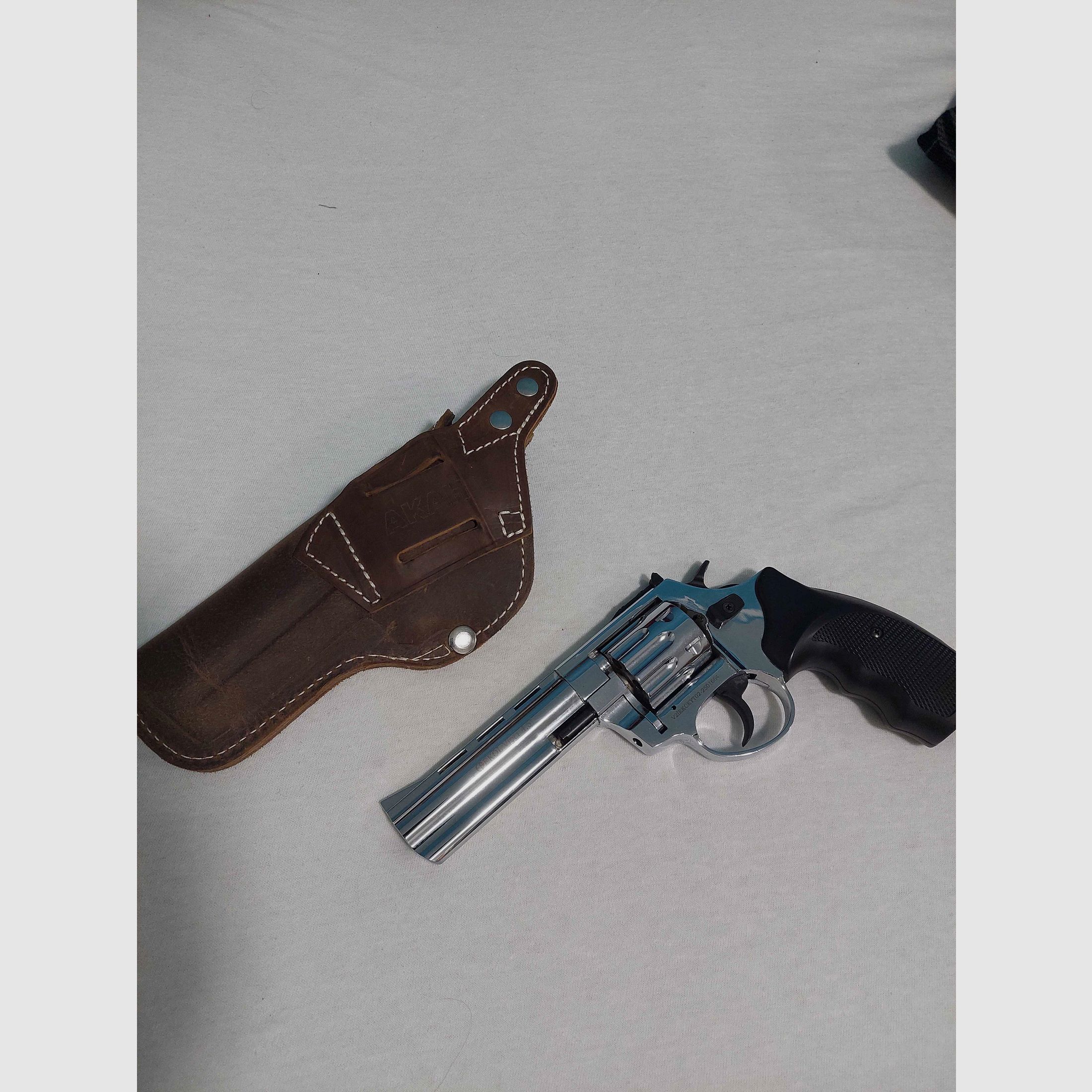 Ekol Viper Chrome 4,5 cala z kaburą S&W i nabojami