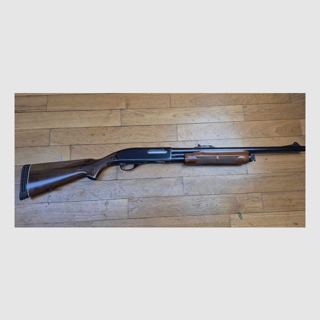 Sehr schönes Remington Pumpgewehr – Mod 870 Wingmaster – Glatter Lauf von 51 cm – Kaliber 12/70 – Kapazität 4+1 (!) erweiterbar – „Luxus“-Fertigungen – Zuverlässige, einfache und legendäre Waffe – Ausgezeichneter Zustand – TBE+/TBE++, Bild 2 von 45