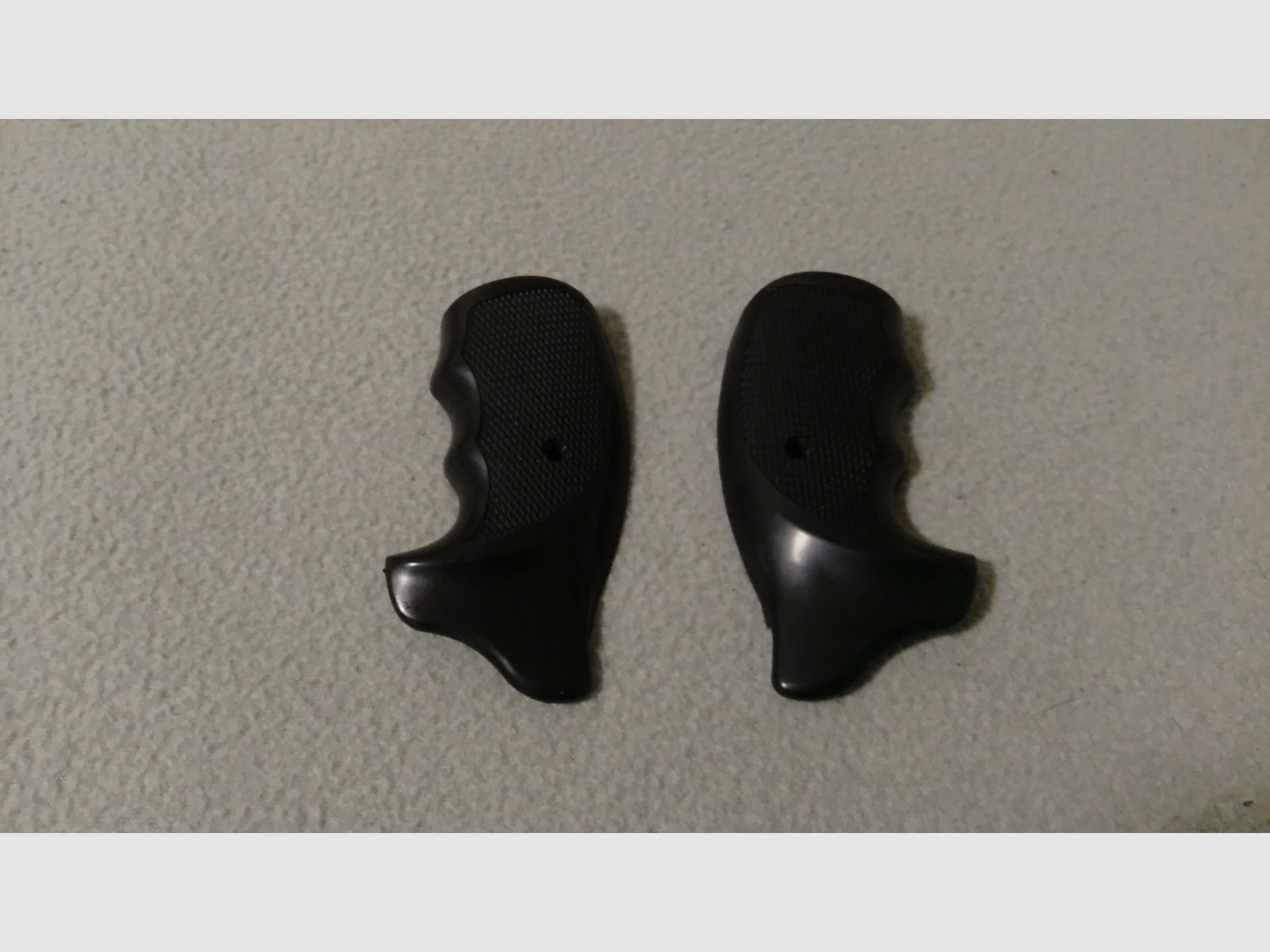 Nouvelles plaquettes de poignée compatibles avec les revolvers Röhm RG89 / RG99