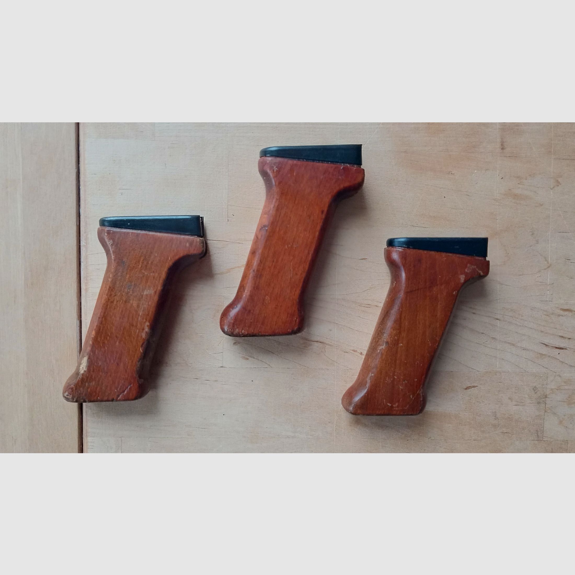 Original Ungarische AMD-63 Pistolengriffe aus Buchenholz inkl. Stahl Ferrule  // AMD 65 AK AKM Griff Buche Holz