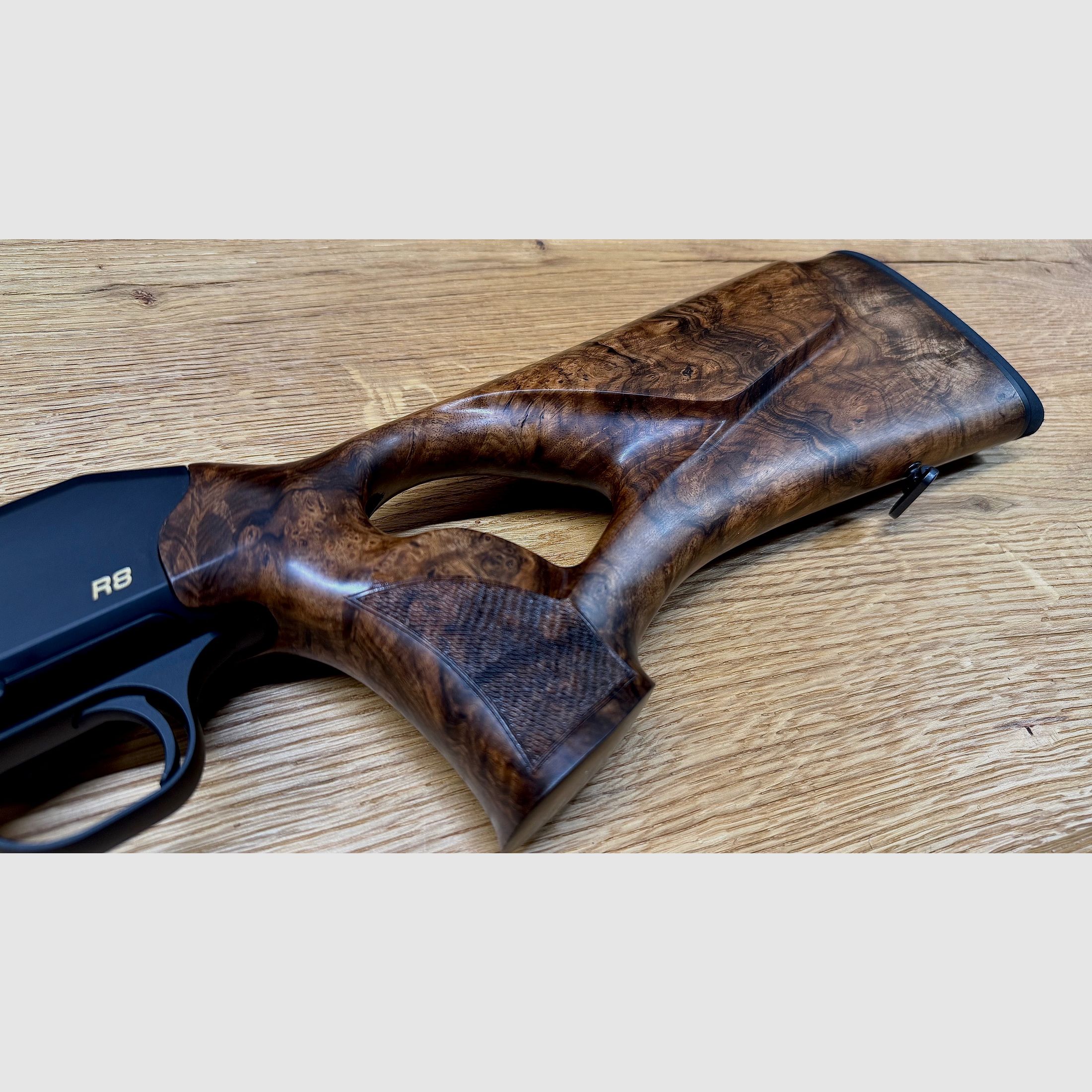 Blaser R8 Holzschaft/Lochschaft mit System, traumhafter, außergewöhnlicher Zubehör-Lochschaft HK 8-9, goldenes R8 Logo