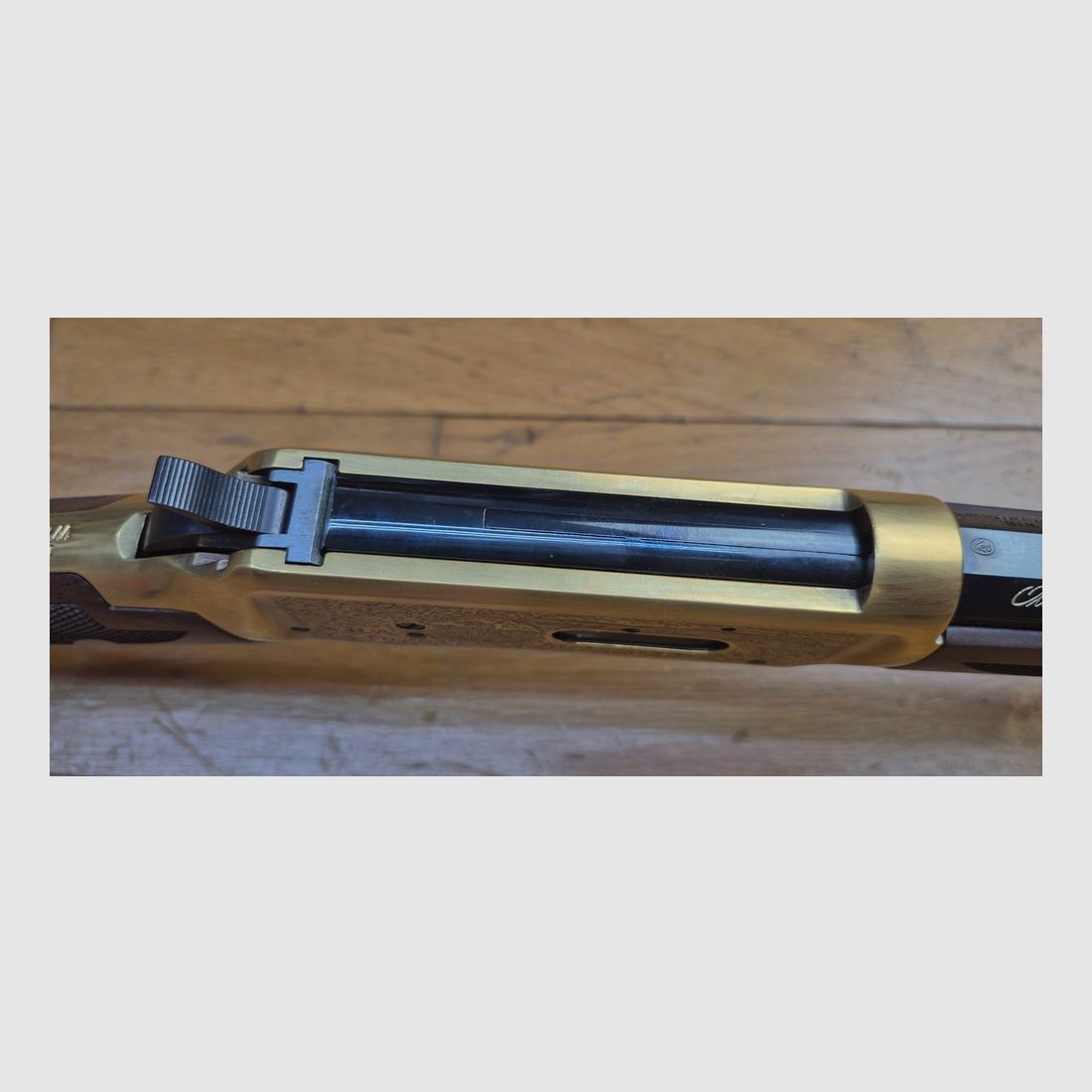 Winchester commémo « Oliver F. Winchester » OFW 1894 – 19.999 ex. – Quadrillages superbes – 38-55Win – Jamais tiré – Boite d&rsquo;origine et boite vide de munitions au modèle – État TBE+++, image 24 sur 41