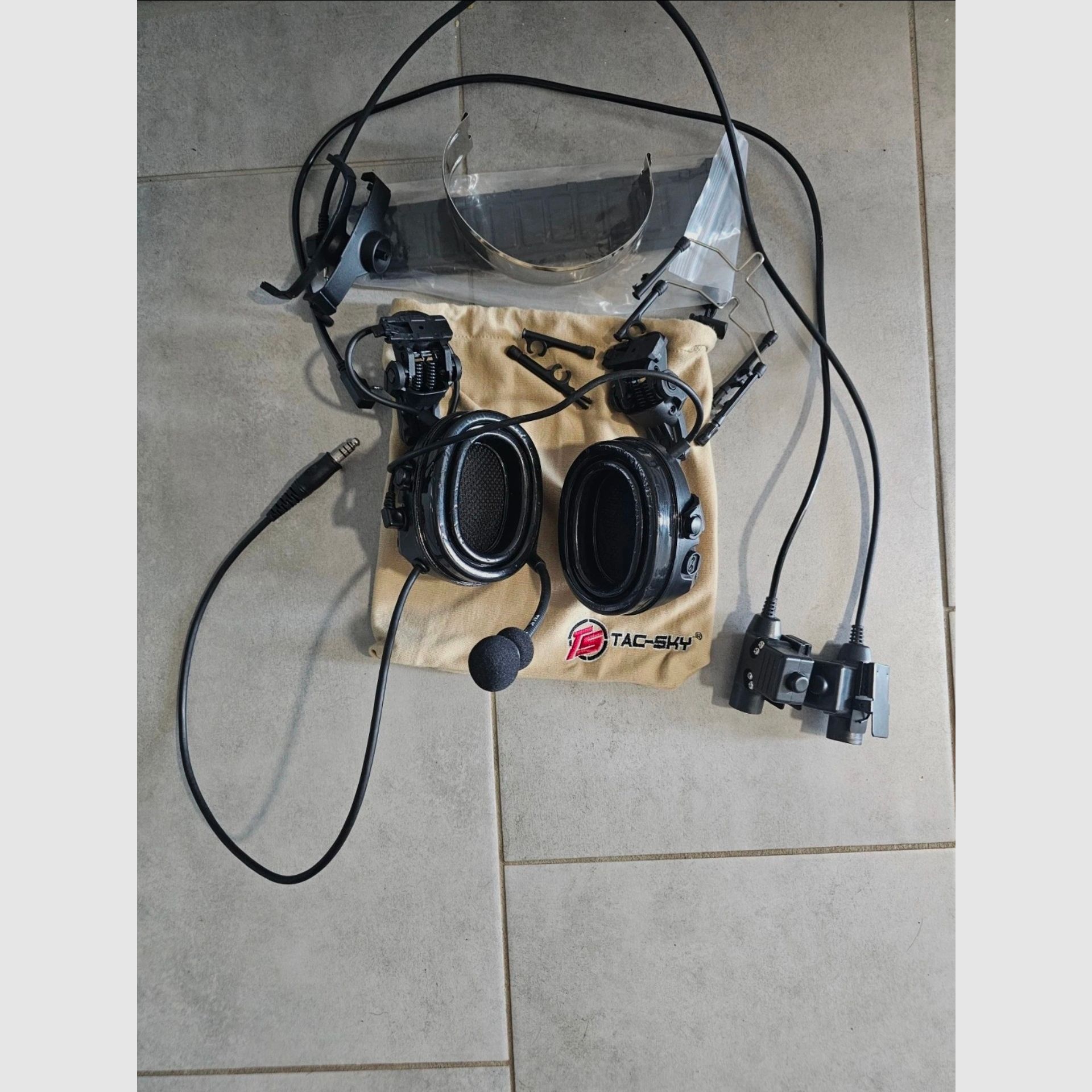 COMTAC III mit TAC-Sky Helm Schienenadapter