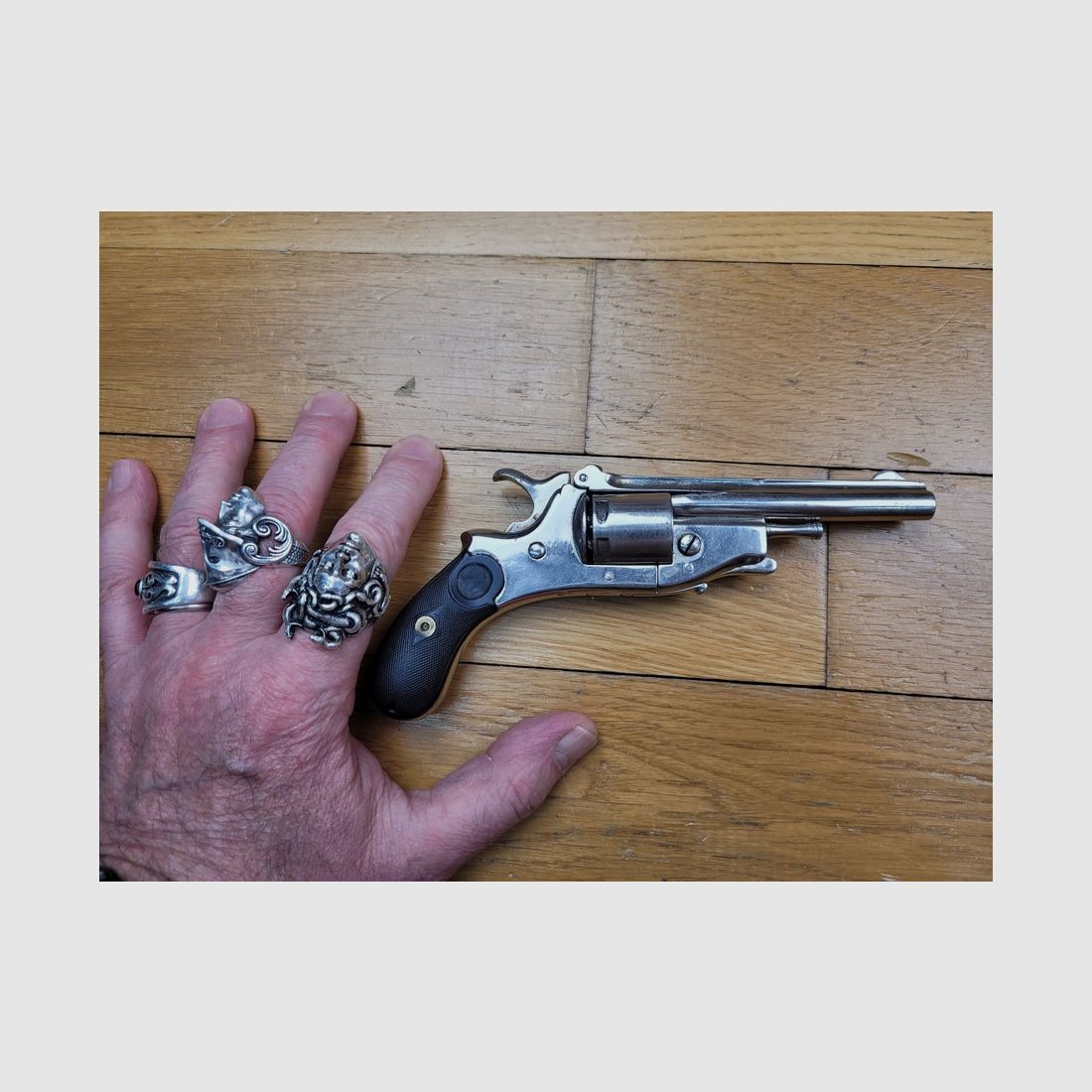 Seltener Revolver Claudin mit System – Kollektive Hülsenentnahme – 6 Schuss – Kaliber .22LR (!) – Einfach- und Doppelaktion – Mit Öffnung nach oben – Sehr seltenes und nicht dokumentiertes Stück in .22LR – TBE, Bild 23 von 23