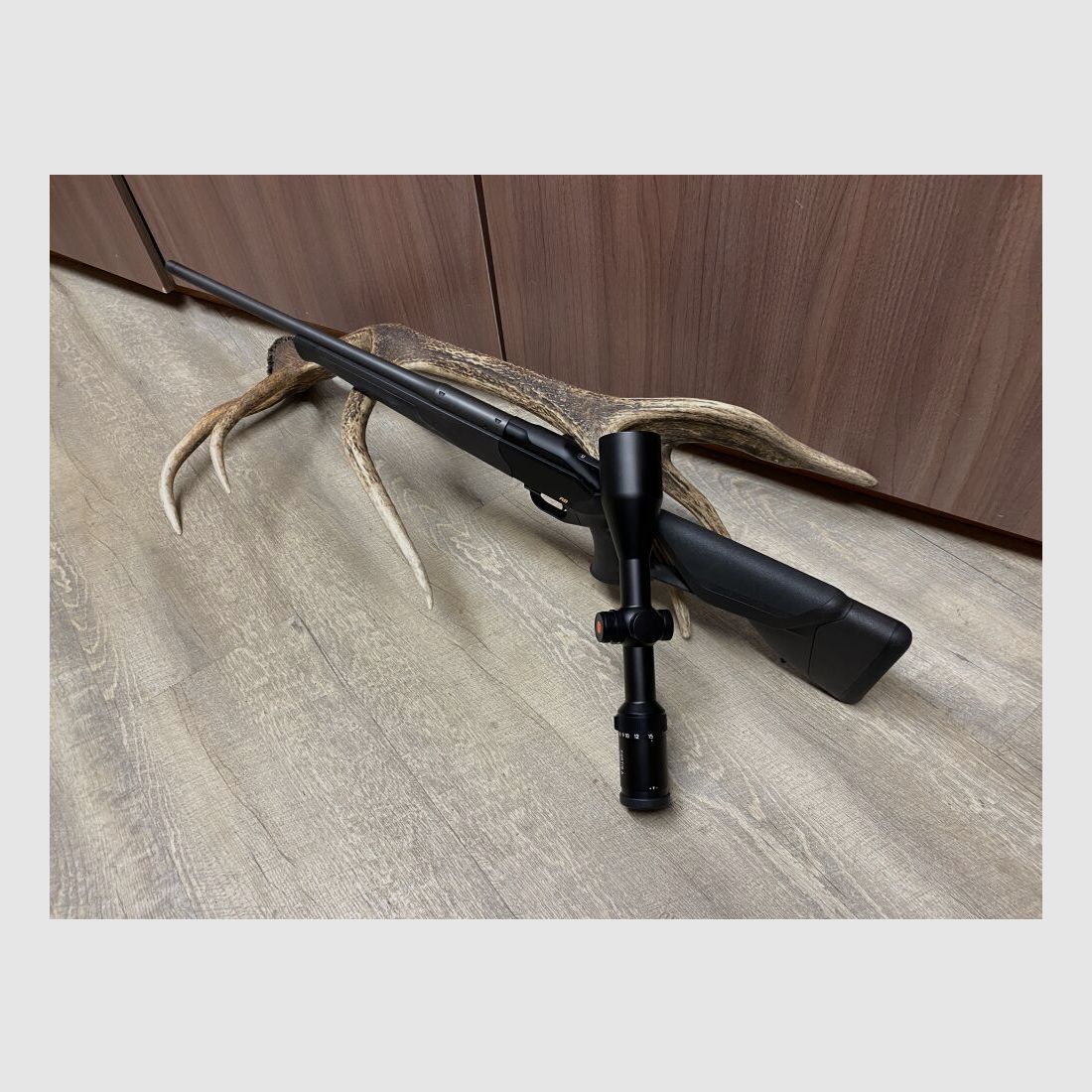 Blaser R8 Ultimate z lunetą Leica Fortis 6 2,5-15x56 i, z szyną