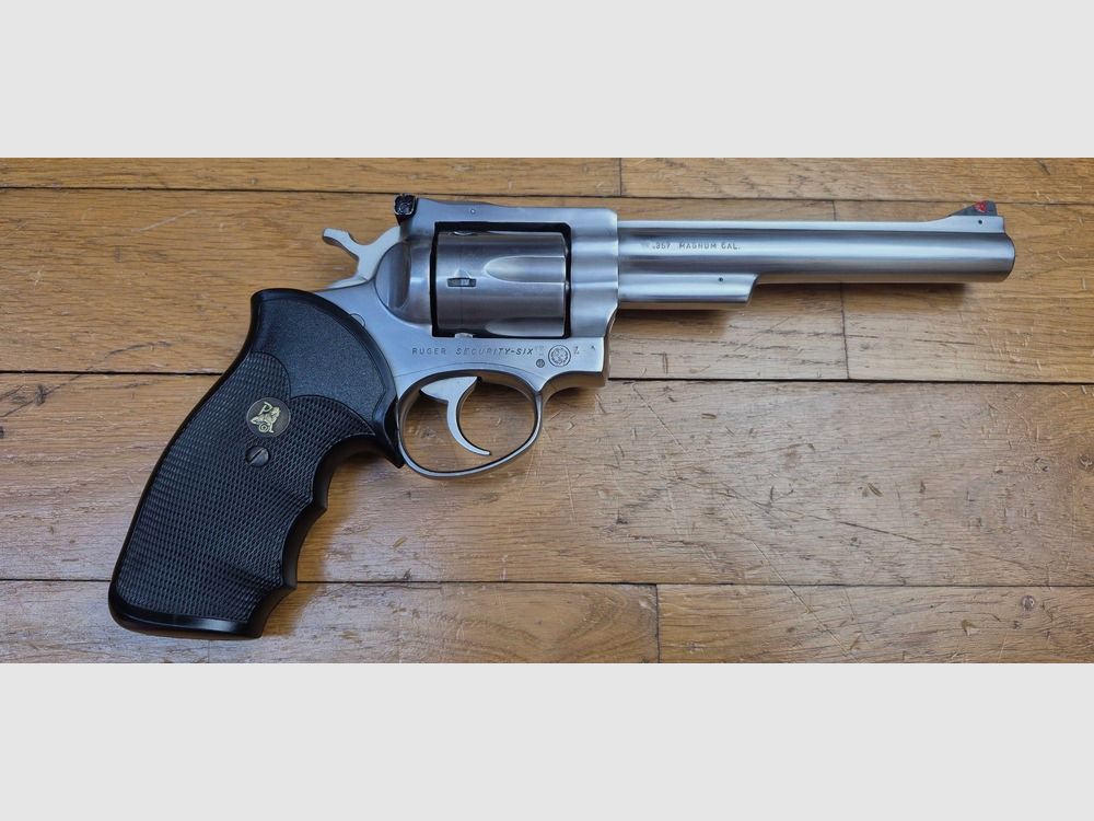 Très beau Revolver Sturm Ruger Security-Six — Cal .357 Magnum — Finition inox moins courante en six pouces — Arme de fin 1981 / début 1982 — Encore la meilleure époque de Bill Ruger — Très très belle condition physique de l&rsquo;athlète esthétique et mécanique ! — Plaquettes Pachmayr — Canon miroir — Un classique devenu rare en inox et en six pouces — TBE+ / TBE++, image 2 sur 28