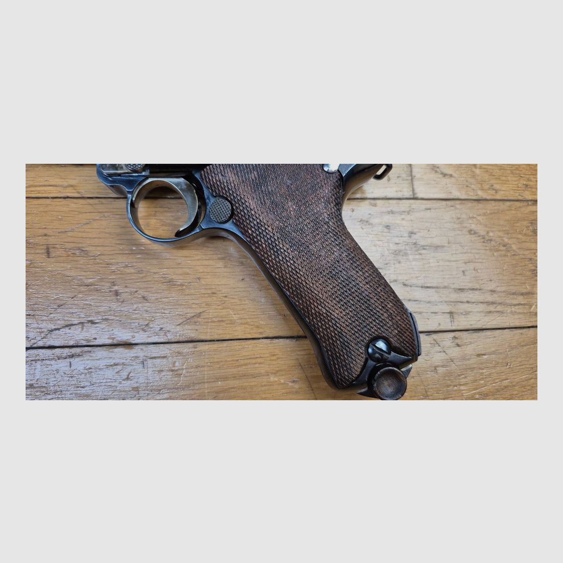 Wunderschöner und atypischer Luger P08 – Herstellung Erfurt 1916 – Waffe 100% einheitlich nummeriert – Wunderschöne professionelle Brünierung – Mechanik mehr als ausgezeichnet – Ästhetik hervorragend – Lauf ausgezeichnet, nahezu neu – Wunderschöner Luger, symbolisch für die Geschichte! – TBE++, Bild 3 von 25