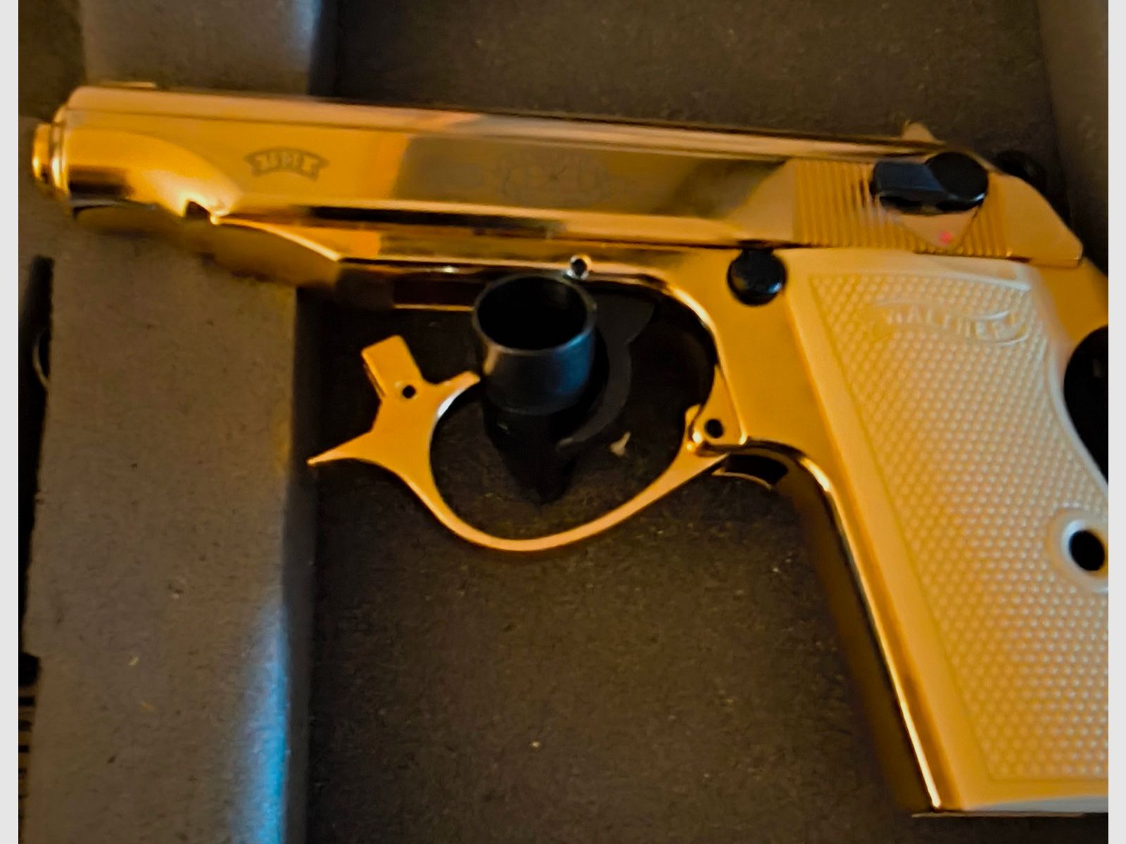 Achtung Sammler & James Bond Fans, Rarität - Vitrine Stück-Limitierte Sonderedition & seit Jahrzehnten neu, sowie auf unzähligen Seiten Plattformen nicht mehr zu bekommen, Walter PP mit Weißen Griffschalen & VHS, Top Zustand!!!Neuwertig.