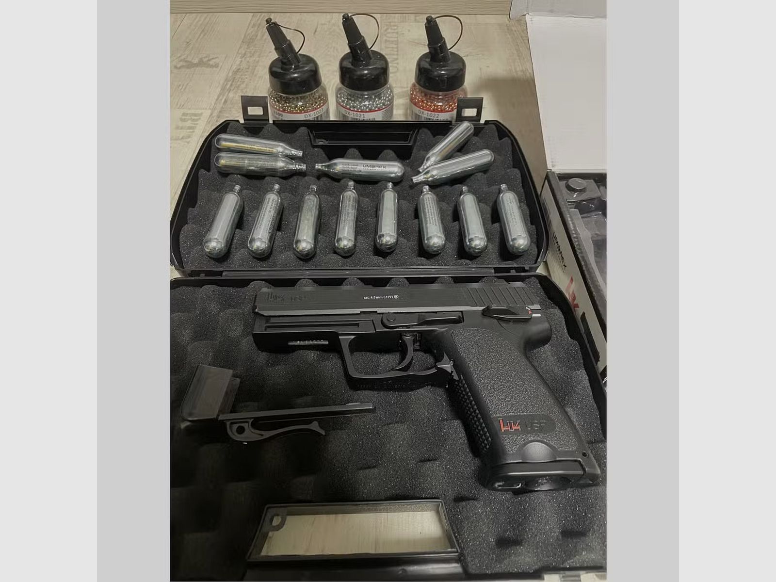 Heckler & Koch USP 4,5 mm BB Co2-Pistole mit Zubehör 