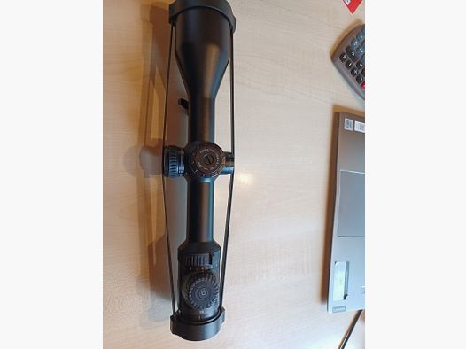 Zeiss V8 2,8-20x56 z ASV i montażem na siodełku