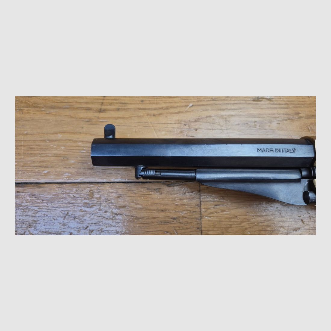 Revólver tipo Remington 1858 Navy — Cal. .36 PN (pólvora negra) — Réplica italiana de Rigarmi / RAG — Bonitas empuñaduras — Accesorios de latón grabados — Excelente cañón espejo y bonitas cámaras — Arma de 1983 — Muy buena mecánica — TBE, imagen 7 de 22
