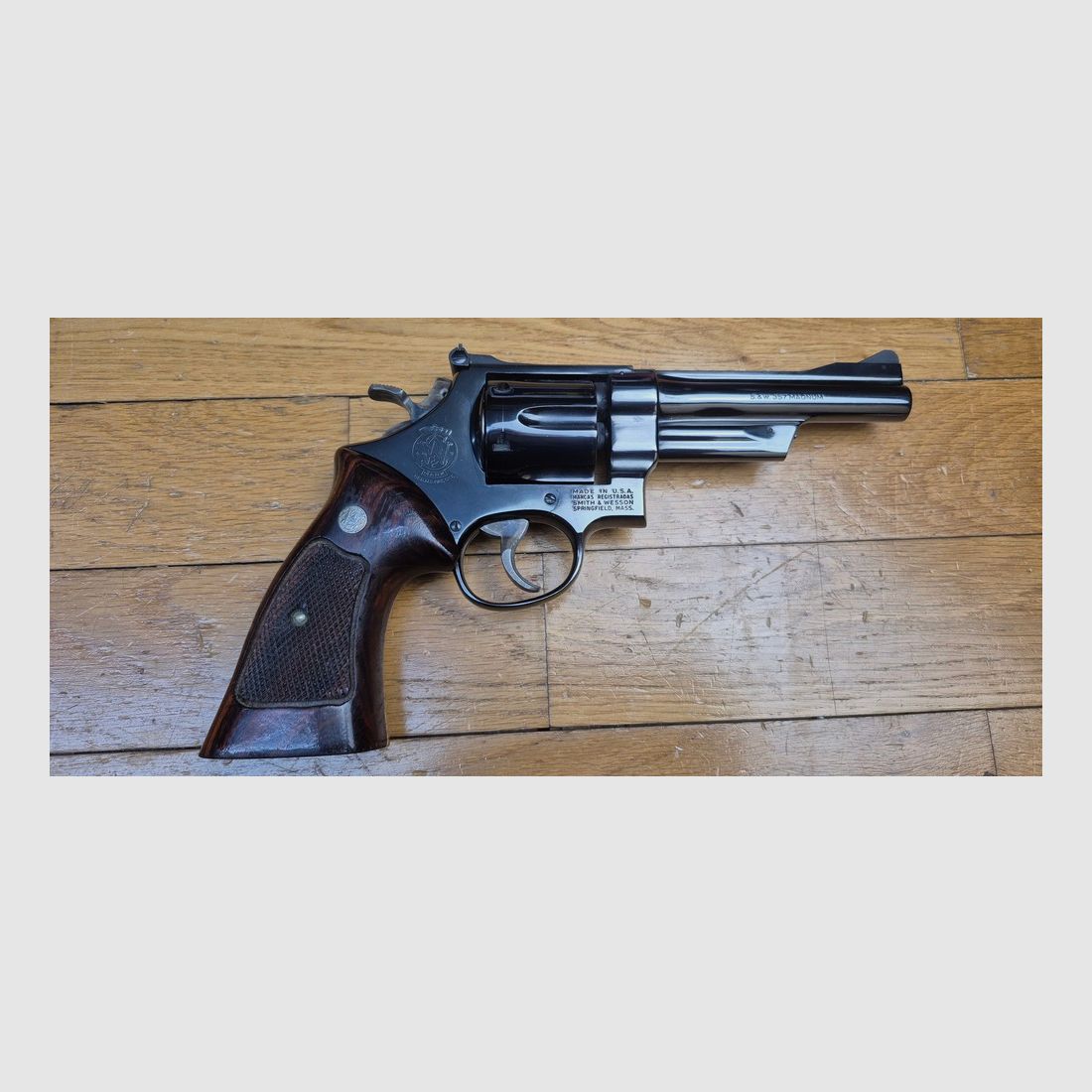 Mythischer Revolver Smith&Wesson Modell 27-2 – Kal. .357Mag – Waffe aus 1976/77 – Qualität und Mechanik, die heute nicht mehr zu finden sind – Revolver des FBI und der Polizei – Lauf von 5 Zoll, gerippt – Wunderschöne glänzende schwarze Brünierung – Ausnahmewaffe für Ausnahme-Schützen – TBE++ Quasi neu!, Bild 2 von 24