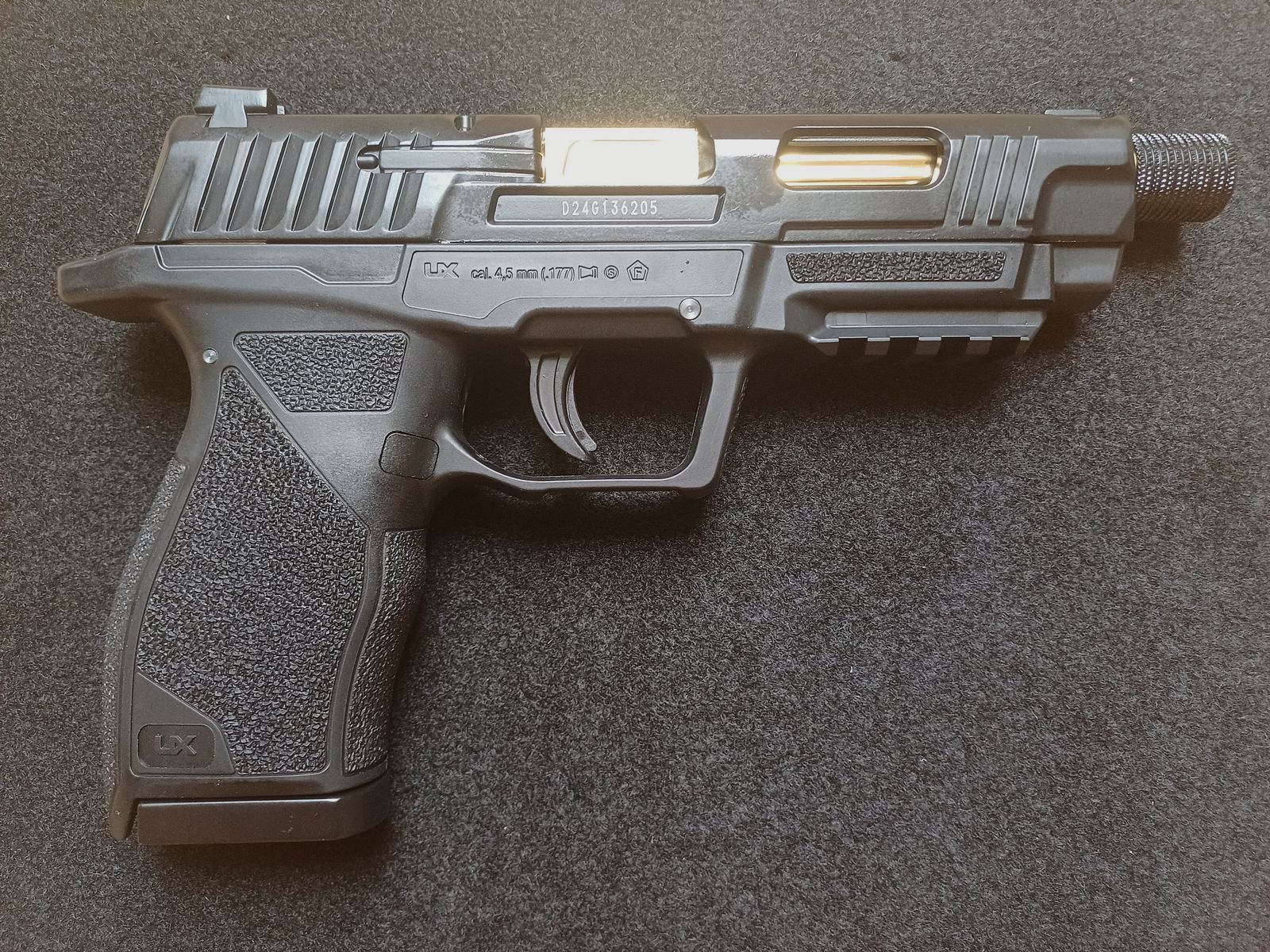 Umarex UX SA10 Co2 air pistol with additional magazines and Hornet diabolo pellets with original packaging