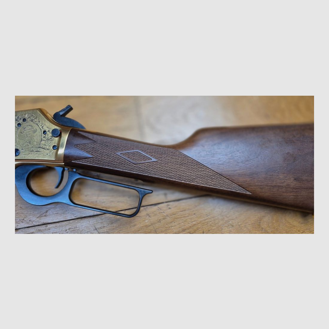 Prachtig onderhevelgeweer Marlin model 1894 S – Zeer zeldzame gedenkserie "Sheriff Bat Masterson" – Exemplaar 031 van slechts 500 geproduceerde – Vuurwapen uit 1994 – Stempel ‘JM’ voor Marlin door Marlin – Kal. .44 mag – 9+1 schoten – Superieur walnoothout met op maat gemaakte dempende kolf – Droommechaniek – Loop van 51 cm met prachtige Micro-grooves – Originele doos en documenten – Uitzonderlijk stuk in nieuwstaat – TBE+++, afbeelding 28 van 37