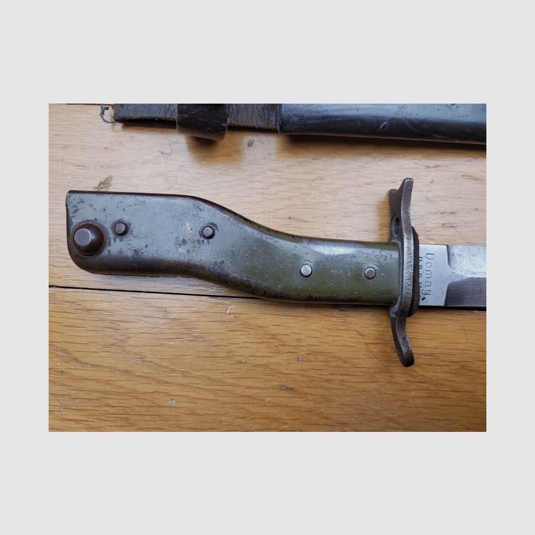 Guter Dolch – DEMAG Bajonett – Ersatz EB1 – Gutes Futteral und Befestigung des Modells – Lackierung – TBE, Bild 4 von 11