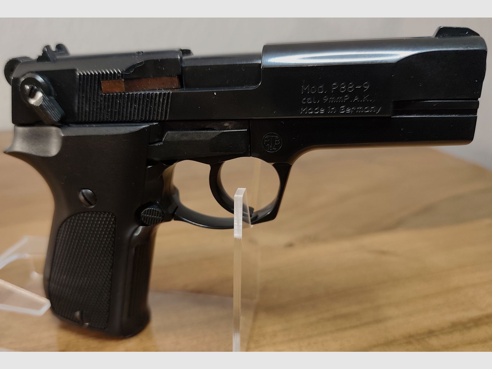 Walther P 88 Compact altes Model Goldschrift PTB 764 schwarz mit Munition