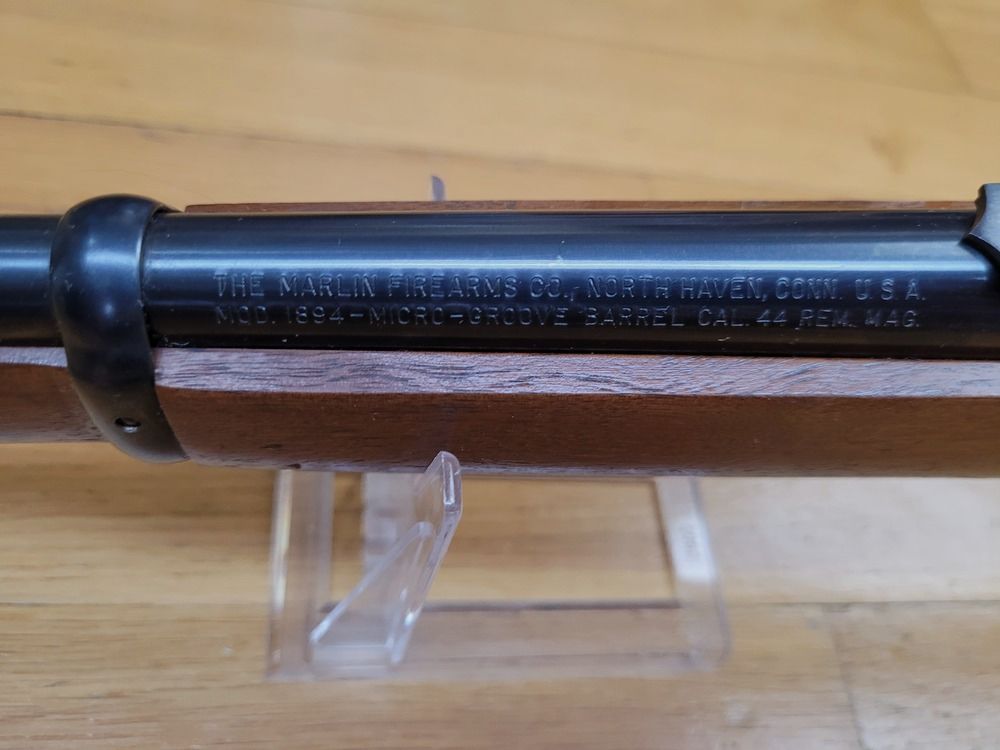 Belle et maniable carabine à levier sous garde Marlin modèle 1894 – Arme de 1971 – Cal.44 mag – 10+1 coups – Très belle crosse en noyer avec plaque de couche amortisseuse maison – Mécanique ultra fluide – Canon de 47 cm splendide – Une arme de tir universelle en TBE++, image 1 sur 27