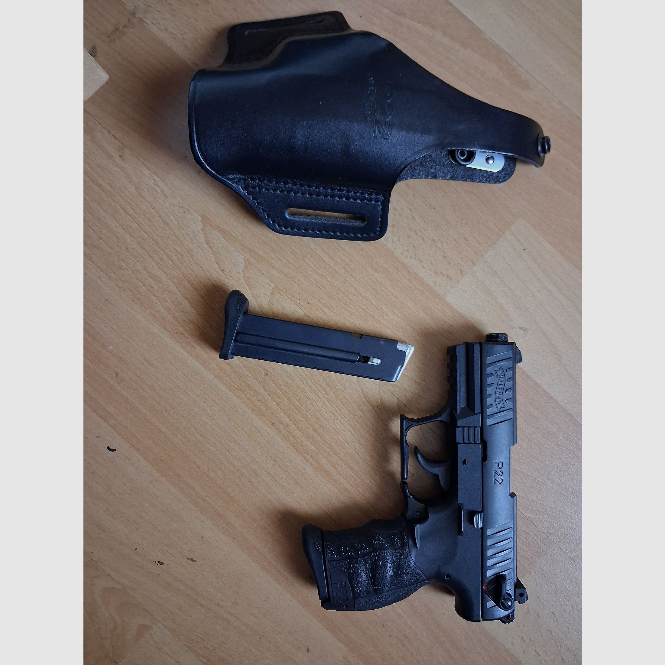 Walther P22q (défectueux) avec 2ème nouveau chargeur et holster en cuir Walther P22 comme neuf
