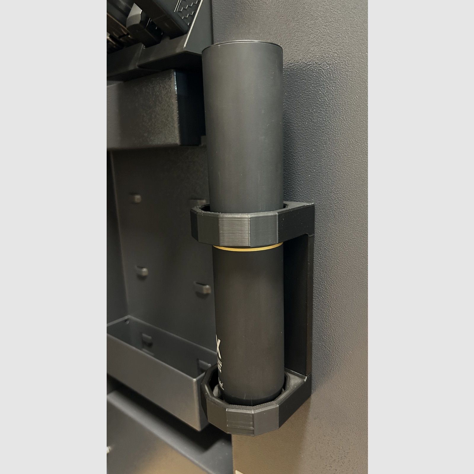 Magnetyczny uchwyt na tłumik do 56mm CZARNY | Uchwyt na tłumik do szafy na broń