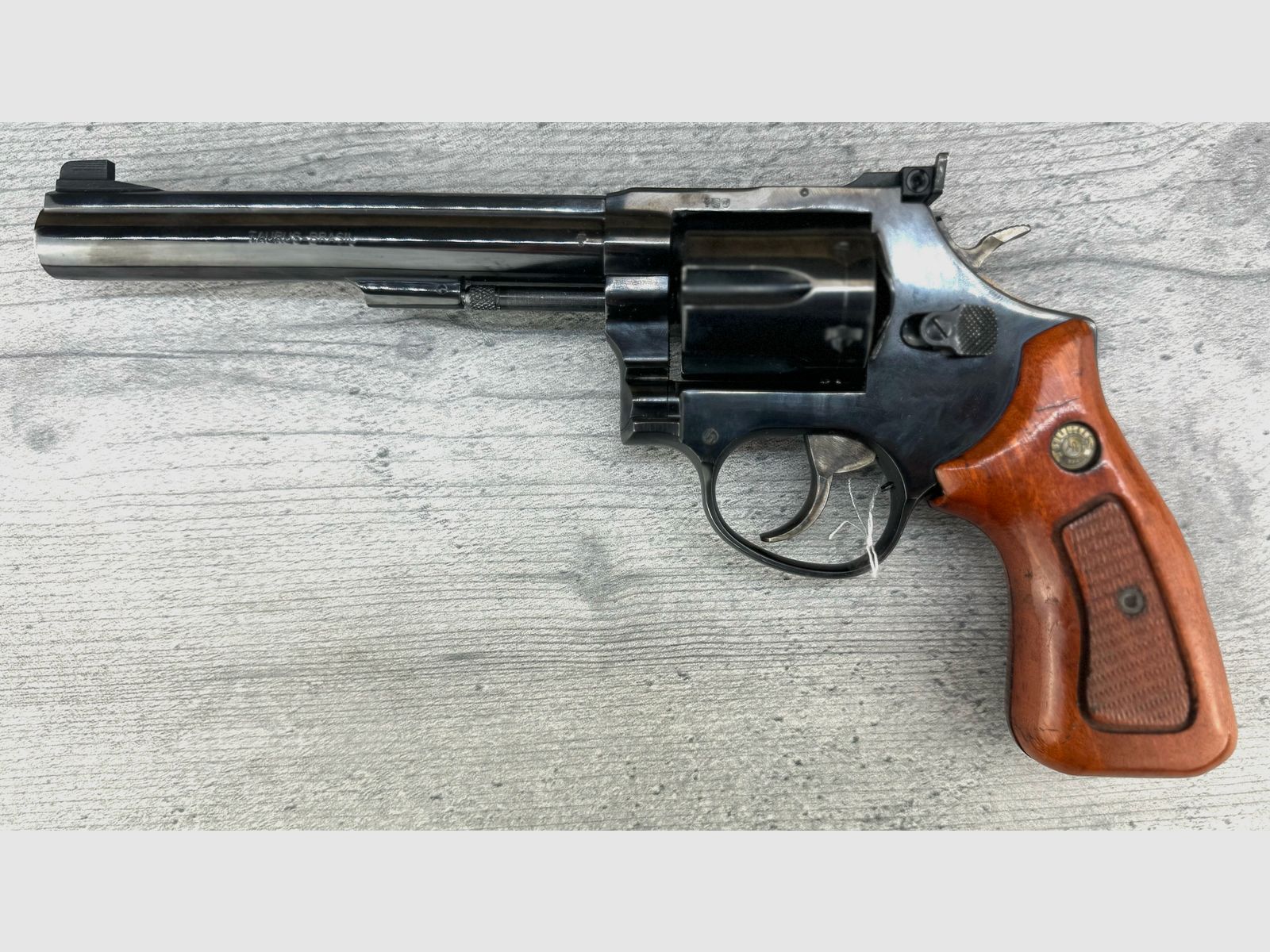 Taurus - Brasile, KK - Revolver .22lr, lunghezza canna 6", impugnature in legno