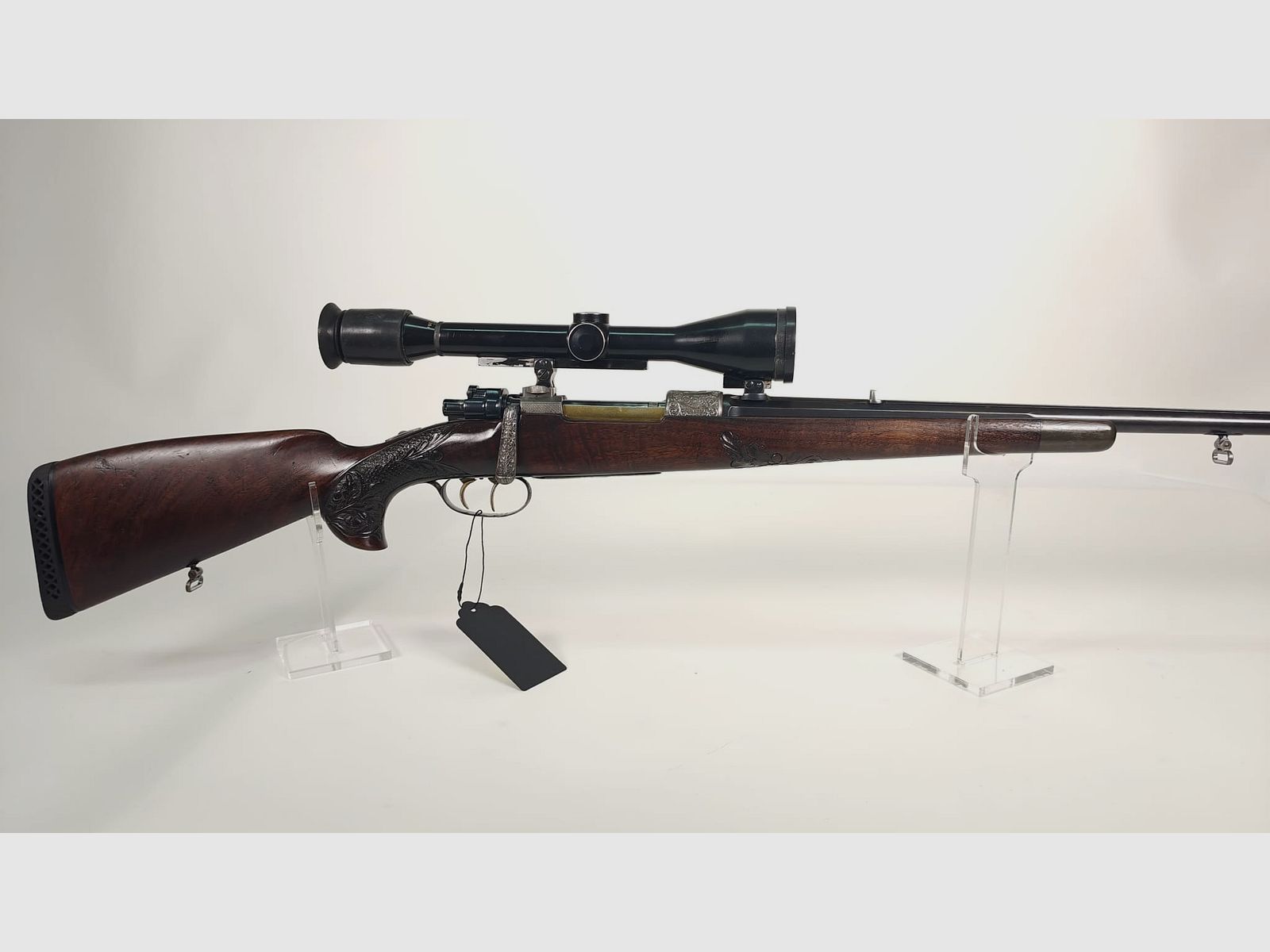 Repetierer Einzelstück 7x64 inkl. ZF 2,5-10x42 mit Handgravuren und Schaftholzverschneidungen
