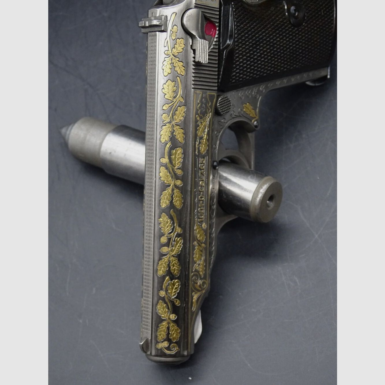 Walther PP DDR KKV 1001 Eichenlaubgravur in Gold Kaliber 7,65mm Brow. PP DDR KKV 1001