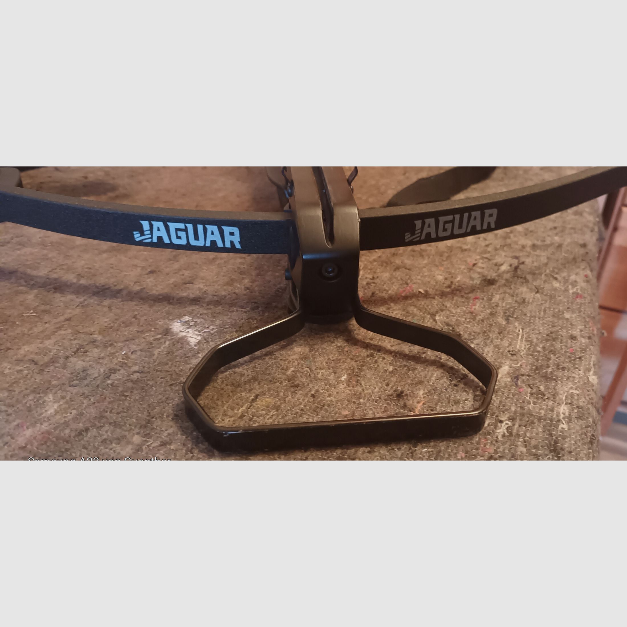 armbrust mit tasche und pfeilen
