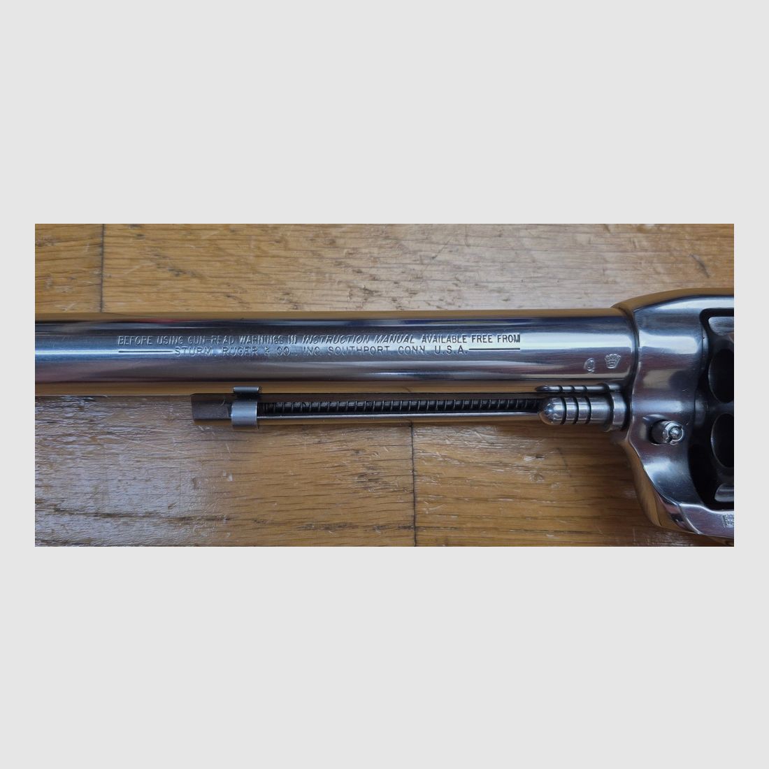 Sehr schöner Ruger Vaquero Revolver – Kal. .45 Colt mit sechs Schuss – Lauf 7,5 Zoll – Version „Old model“ (die stabilste!) – Wunderschöne „Stainless“-Oberfläche mit dicken Griffschalen aus Knochen – Geliefert mit Originalbox und Holzgriffschalen von RUGER – Ausgezeichneter mechanischer Zustand und wunderschöner Spiegel-Lauf – Ein Top-Cowboy! – Hervorragender Zustand – TBE+/TBE++!, Bild 8 von 28