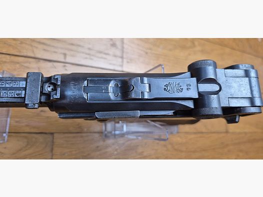 Très beau Luger d&rsquo;artillerie P08 – Arme de 1917 – Canon 8 pouces (20cm!) – Fabrication DWM – Entièrement mono-matricule (sauf le chargeur qui est d&rsquo;époque) – Cal. 9×19 – Hausse et guidon dérivables du premier type – Très belles plaquettes – Bronzage d&rsquo;époque à encore 80% – Splendide canon TBE+